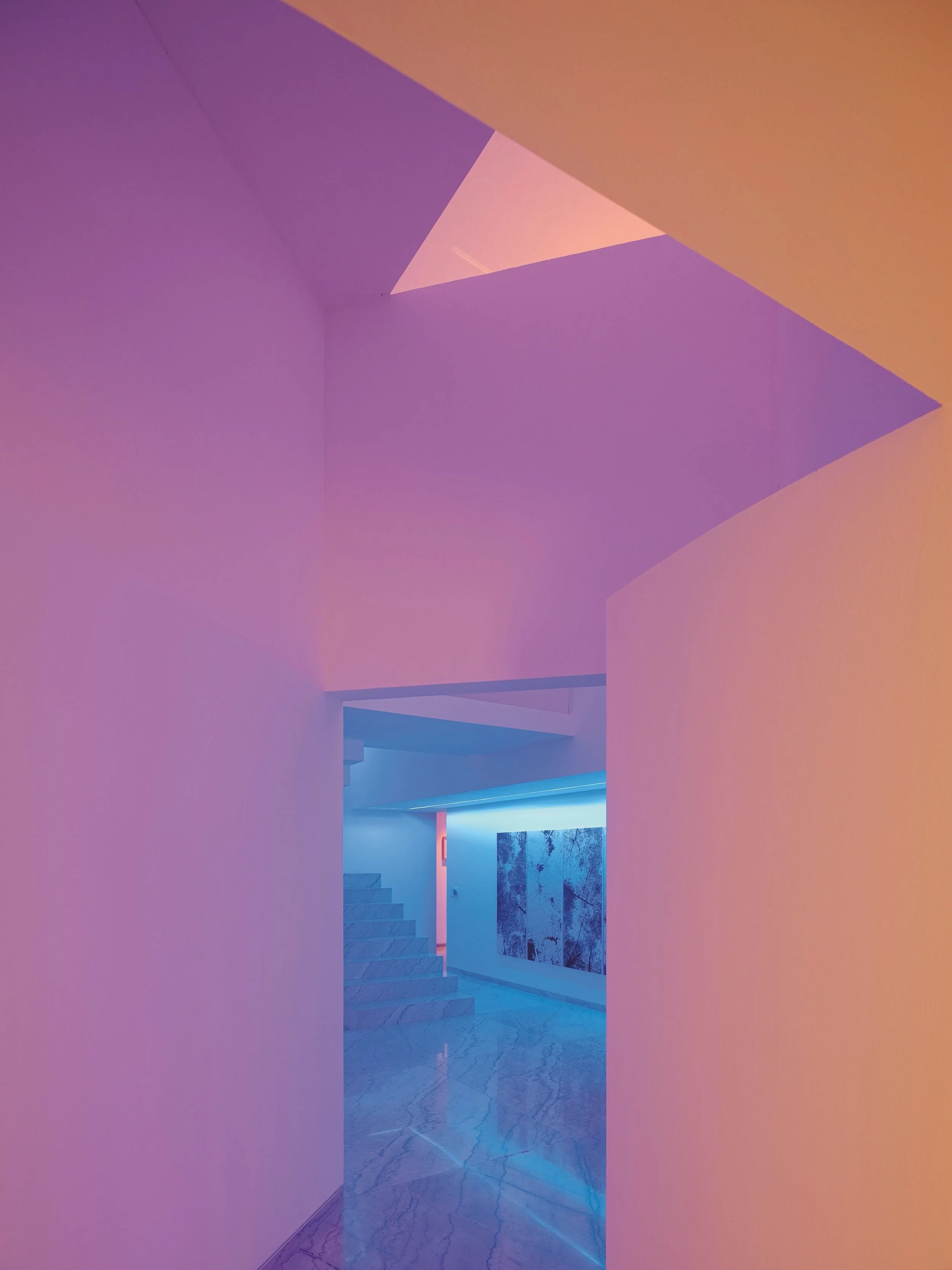 Rombo III by Miguel Angel Aragonés: A dialogue between structural weight and light, defining a benchmark of introspective and monolithic residential architecture.
