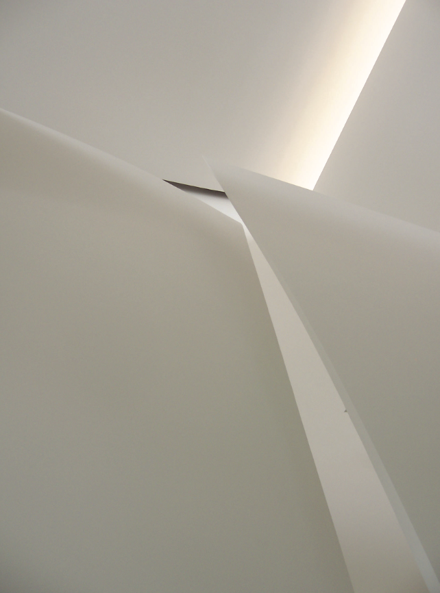 Imagen abstracta de paredes blancas en ángulo con luz suave. Eucaliptos 65, Architecture & Design by Rafael Aragonés Caballero & Miguel Ángel Aragonés | Taller Aragonés. Photo by Nicola Lorusso