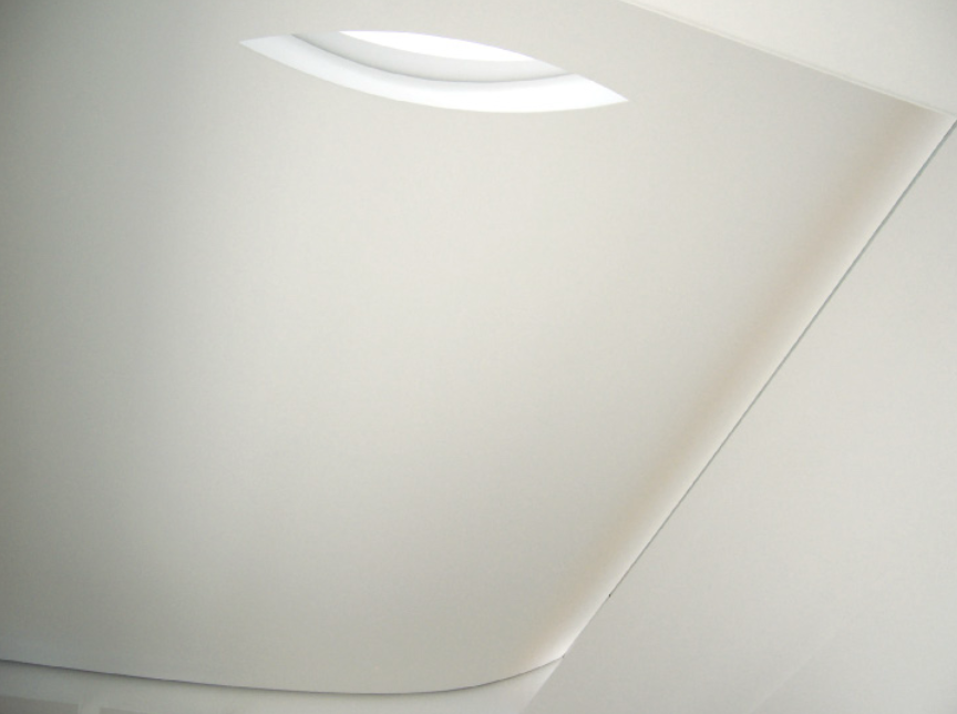 Techo blanco con un tragaluz ovalado que permite la entrada de luz natural. Eucaliptos 65, Architecture & Design by Rafael Aragonés Caballero & Miguel Ángel Aragonés | Taller Aragonés. Photo by Nicola Lorusso