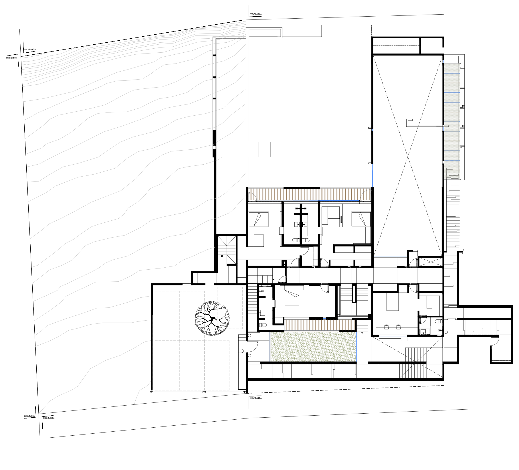 Plano arquitectónico de una casa o edificio con detalles de distribución, incluyendo áreas abiertas, habitaciones, escaleras y un árbol en el jardín exterior.