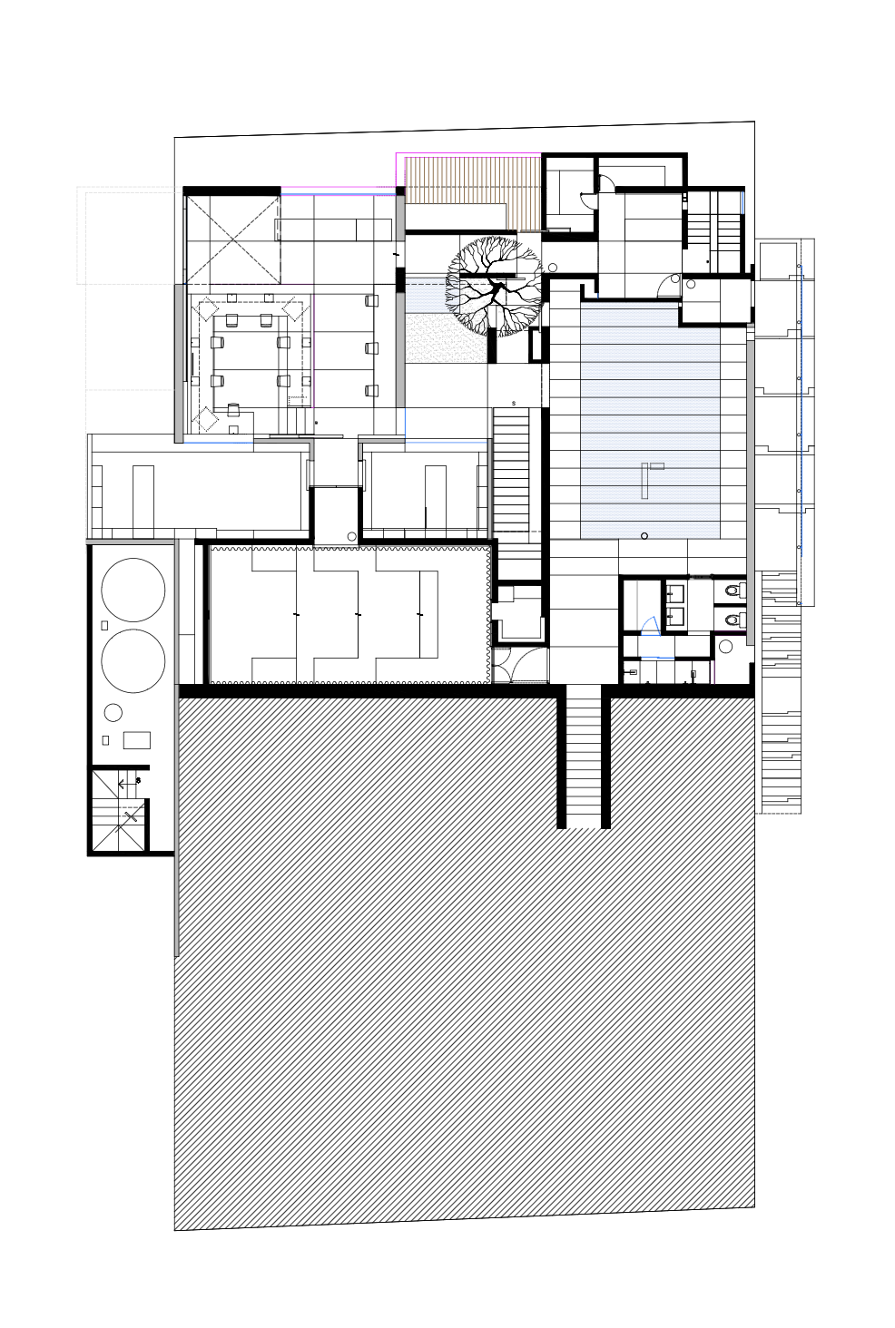 Plano arquitectónico de una casa con diferentes habitaciones, un patio con un árbol, y áreas de servicios.