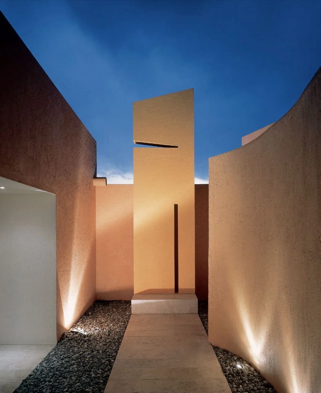 Laureles by Miguel Angel Aragonés: An early masterpiece exploring the essential presence of natural light and volumetric order.