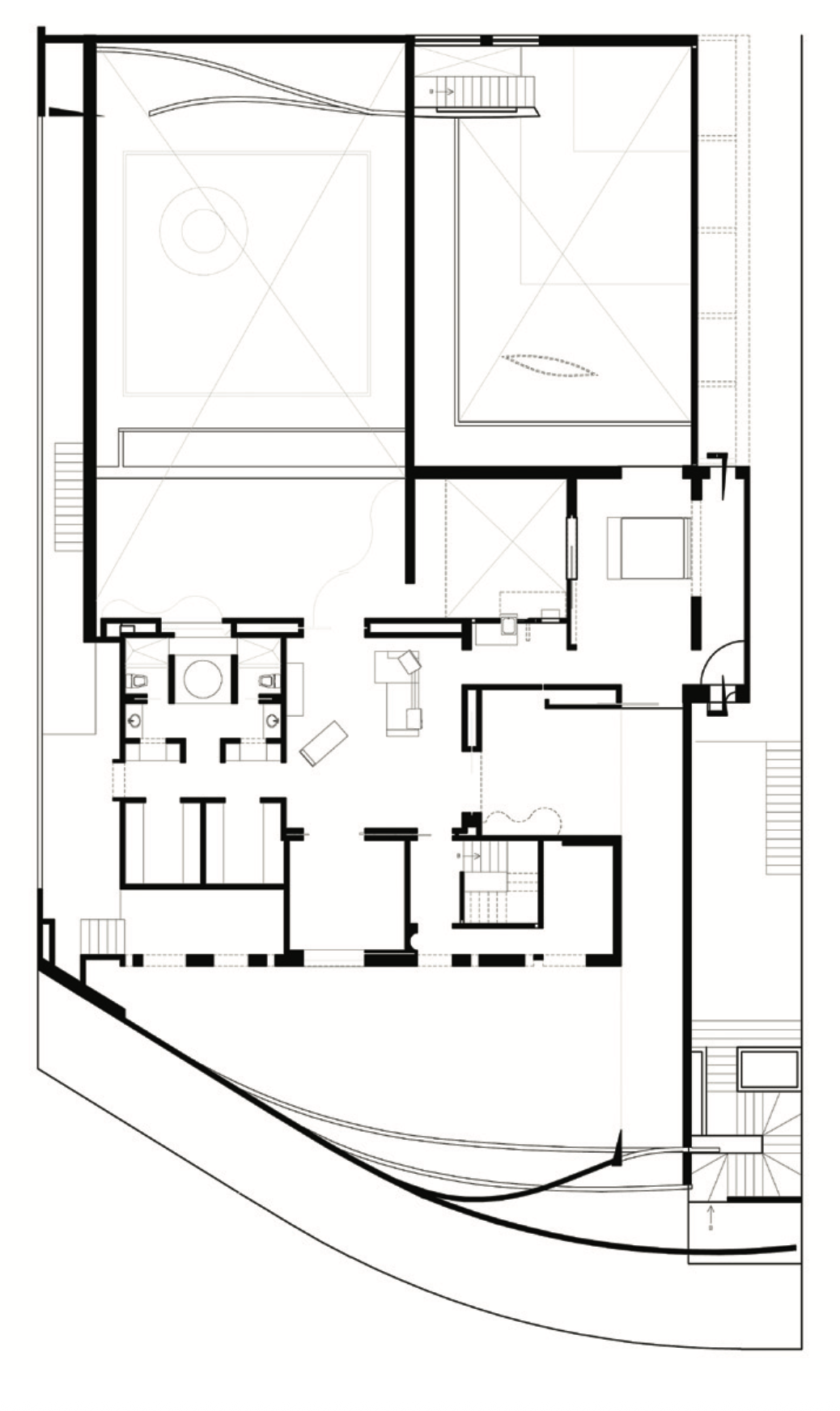 Plano arquitectónico de una residencia con varias habitaciones, salas, baños y áreas exteriores, incluyendo escaleras y entradas. Architectural Layout: Taller Aragones