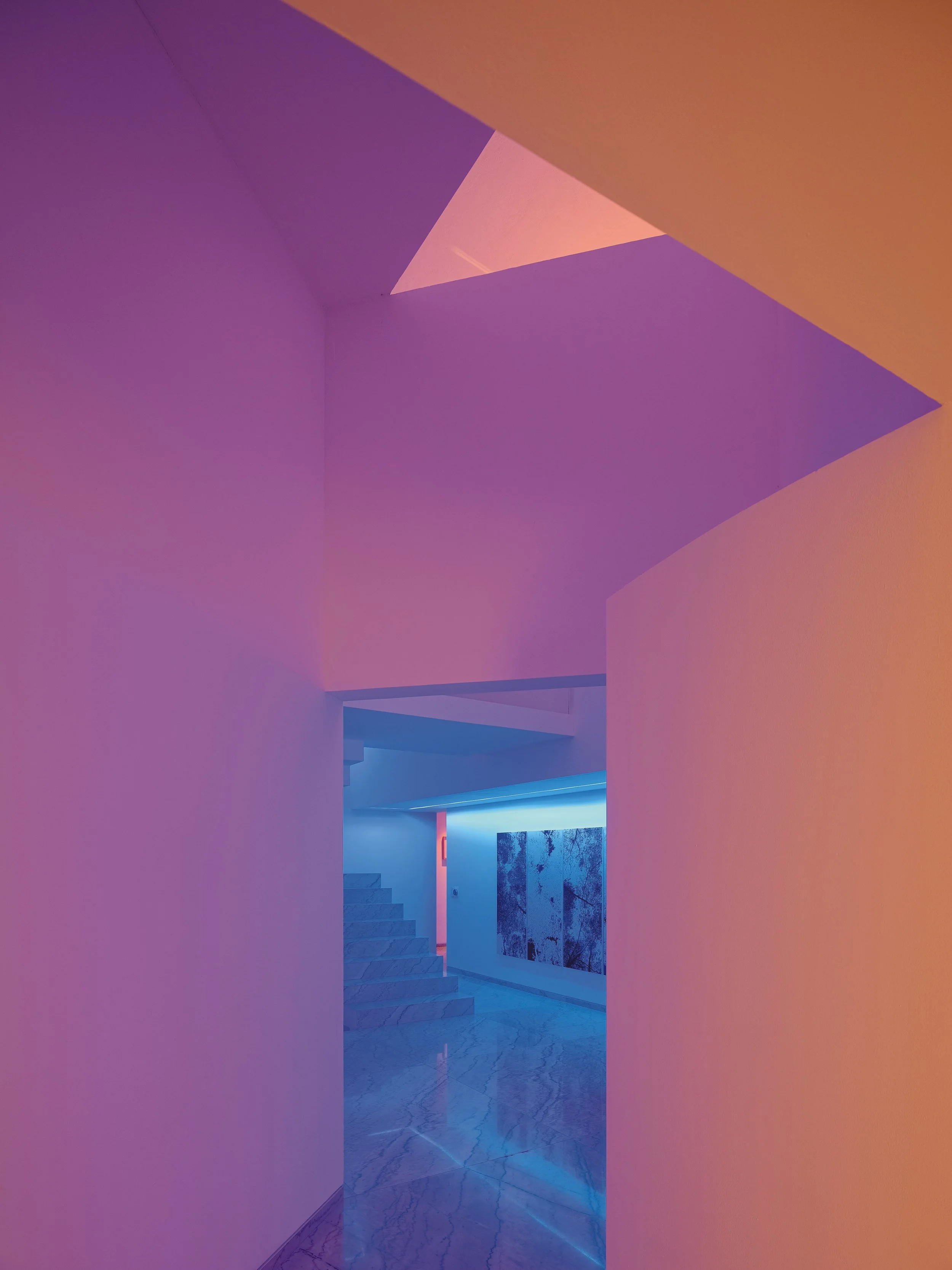 Rombo III by Miguel Angel Aragonés: A dialogue between structural weight and light, defining a benchmark of introspective and monolithic residential architecture.