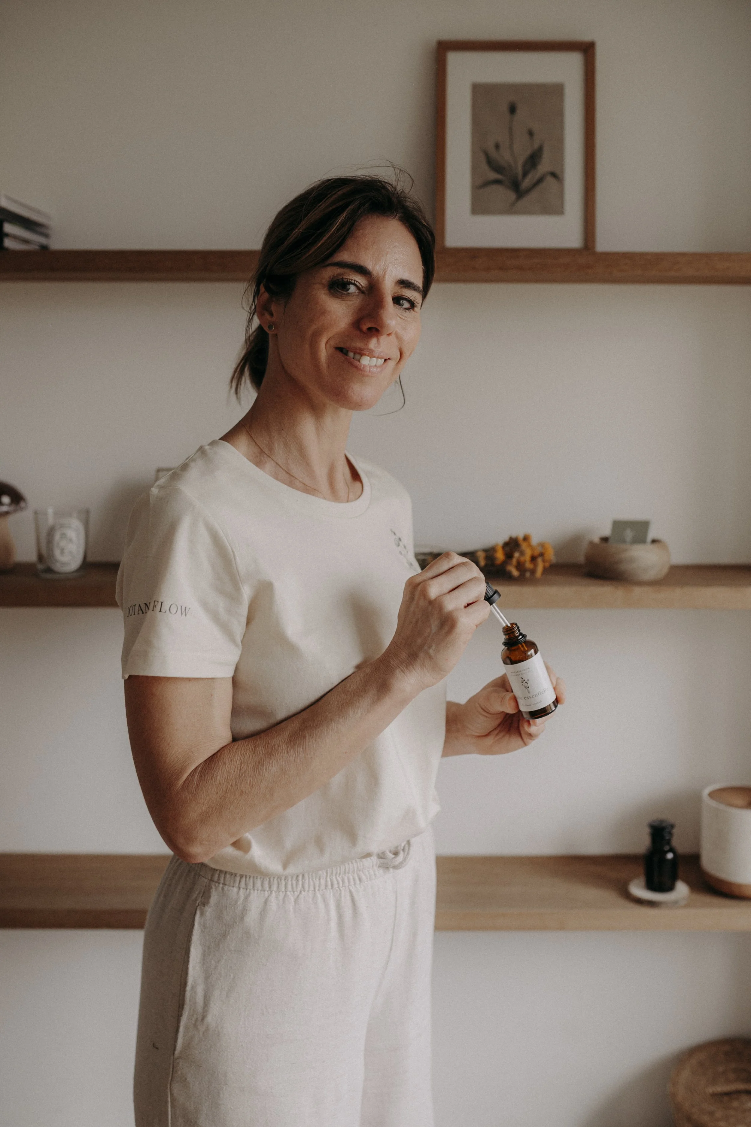 Pauline de Botanic Flow préparant une huile essentielle pour un soin bien-être à Ohey dans le Condroz