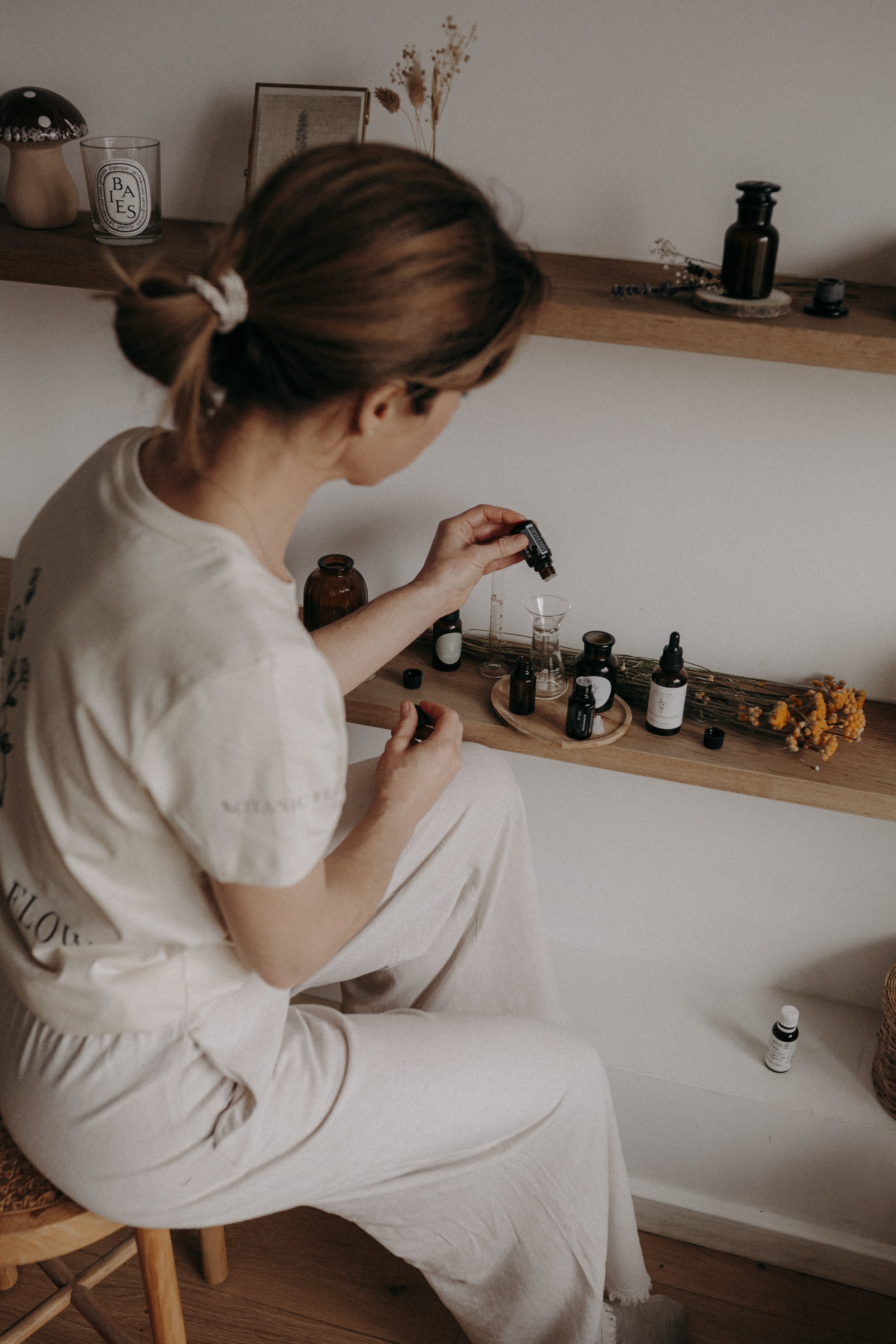 Préparation d’huiles essentielles pour un soin d’aromathérapie chez Botanic Flow à Ohey dans le Condroz