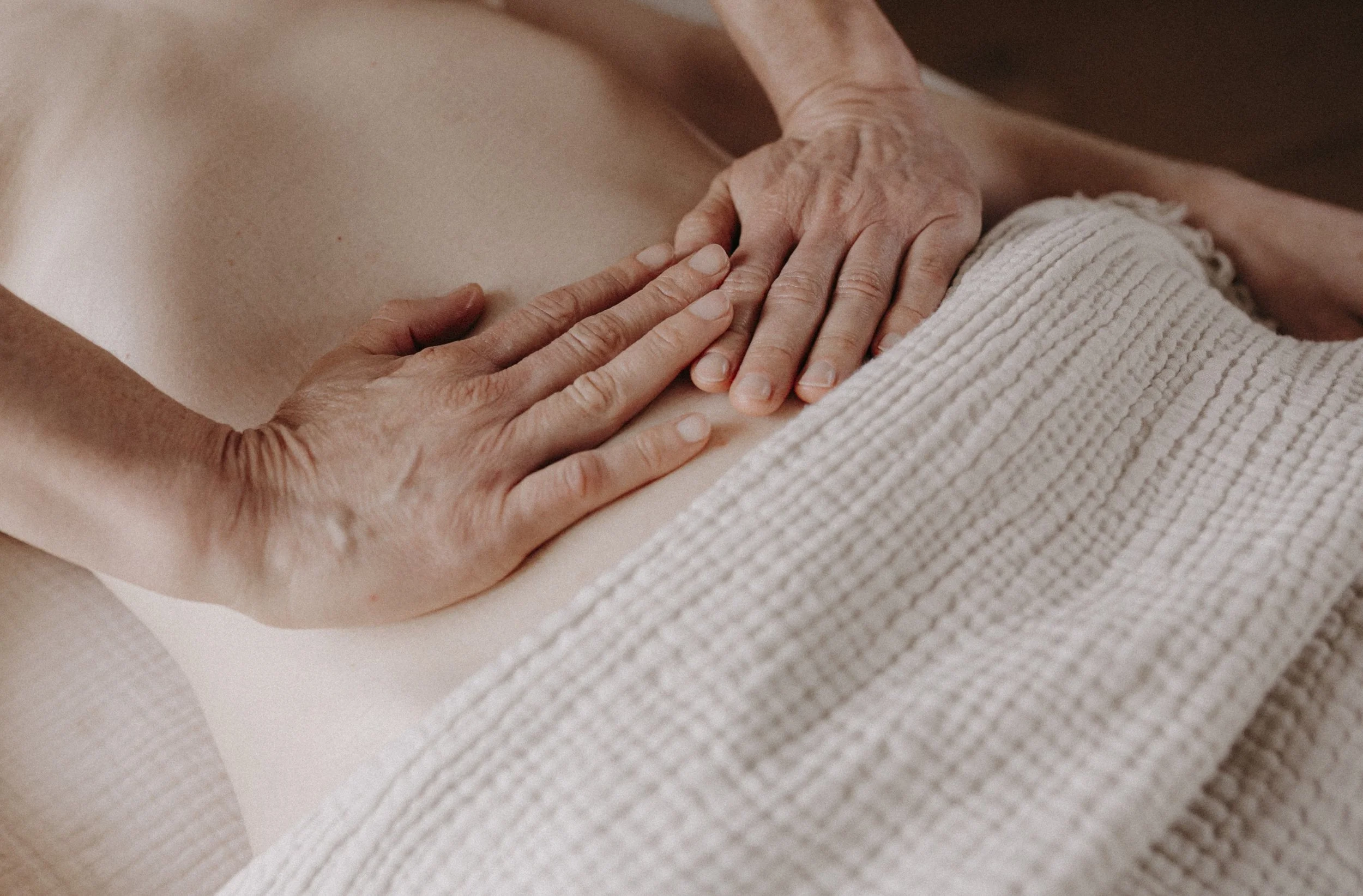 Massage bien-être réalisé chez Botanic Flow à Ohey dans le Condroz