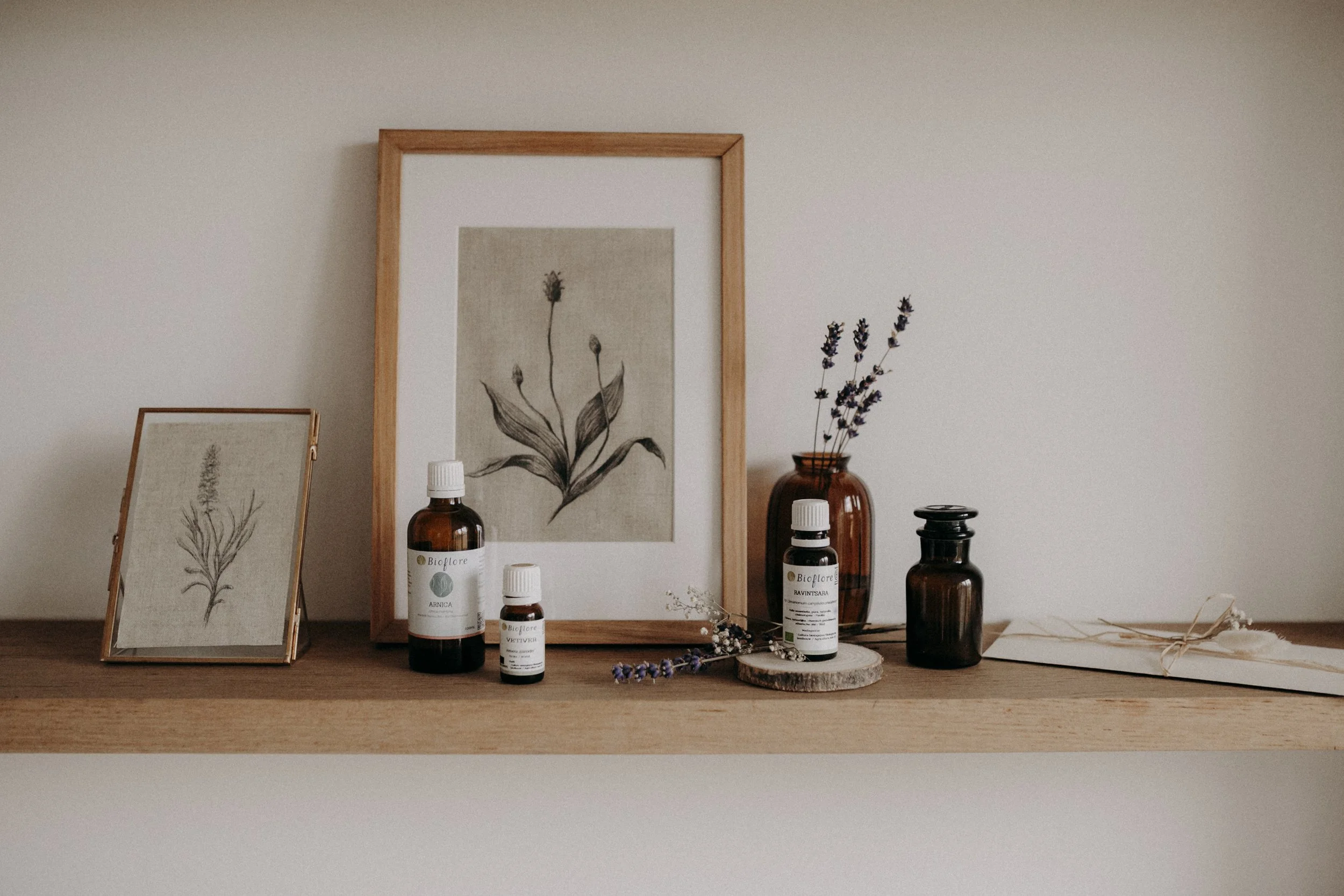 Huiles essentielles et univers botanique utilisés pour les soins Botanic Flow à Ohey