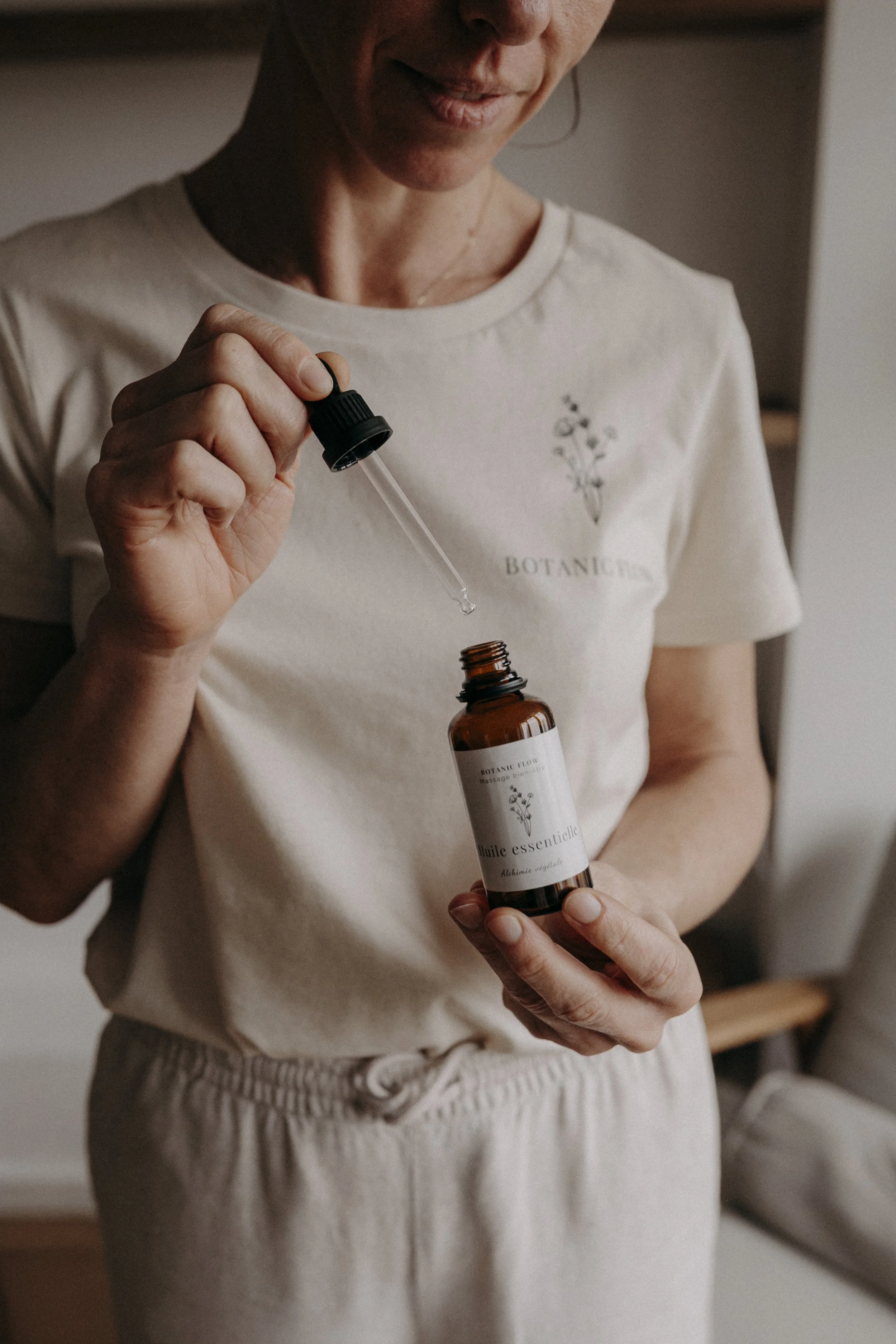 Préparation d’une huile essentielle pour un soin d’aromathérapie chez Botanic Flow à Ohey