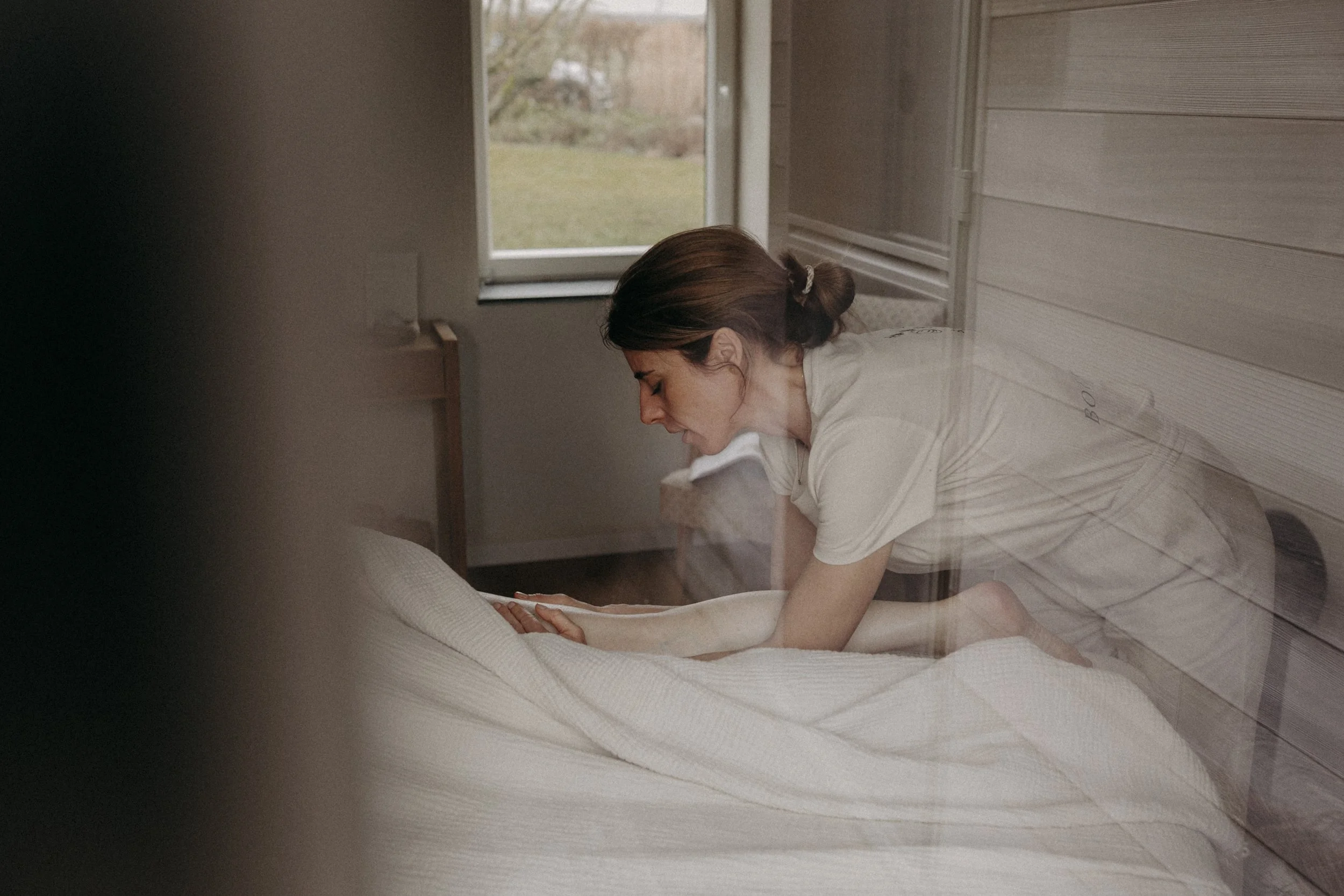 Pauline de Botanic Flow préparant un massage bien-être dans son espace de soins à Ohey dans le Condroz