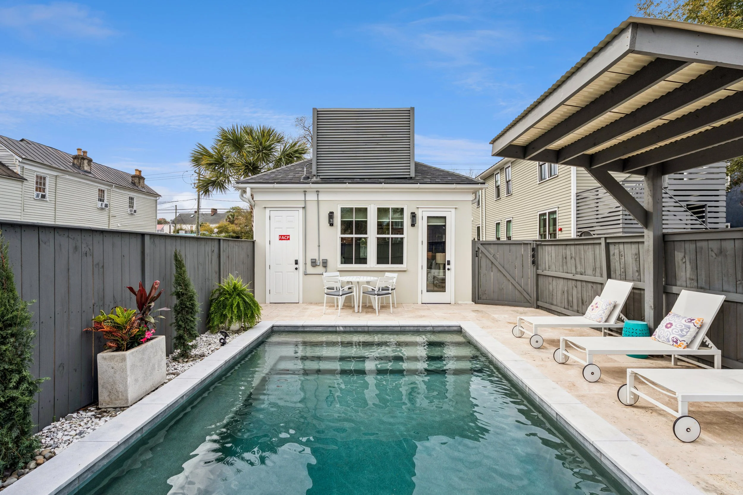Luxury Vacation Rentals In Downtown Charleston, SC With Pool