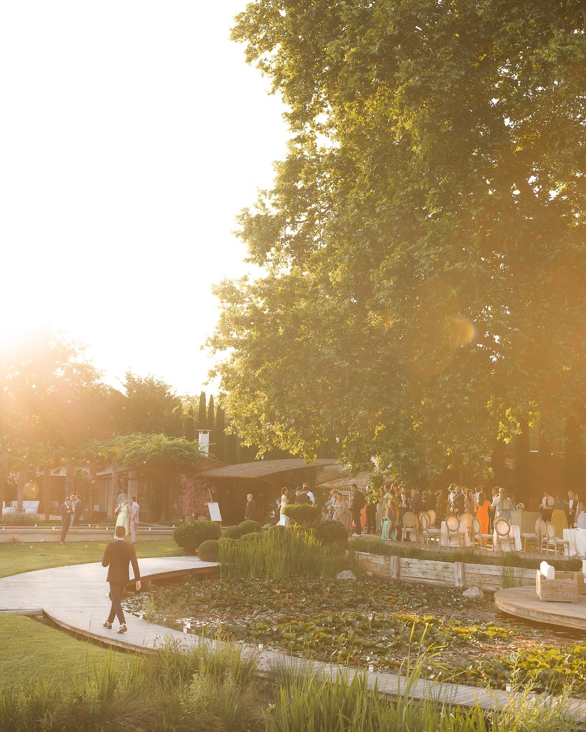 Golden light during the cocktail in Domaine des Andéols