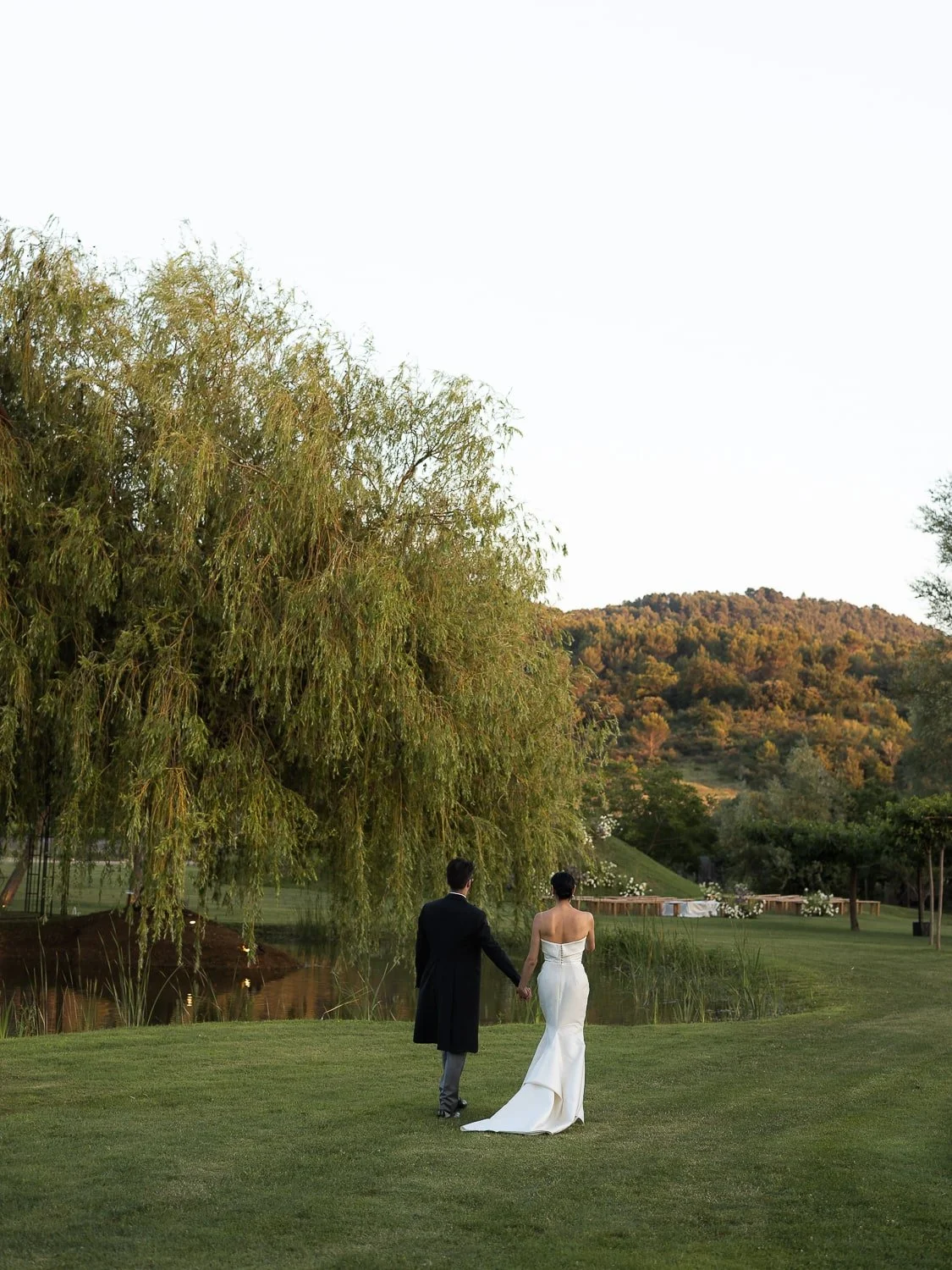 Intimate couple portraits under the soft golden light of the Luberon.
