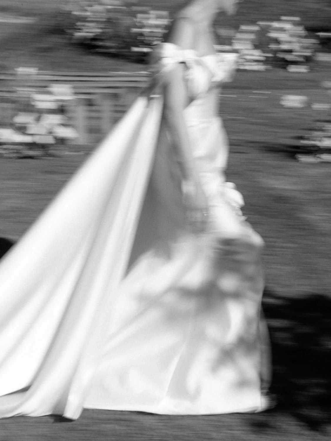 The bride wearing a gorgeous Lihihod Dress for the ceremony in the middle of the garden of  Domaine des Andéols.