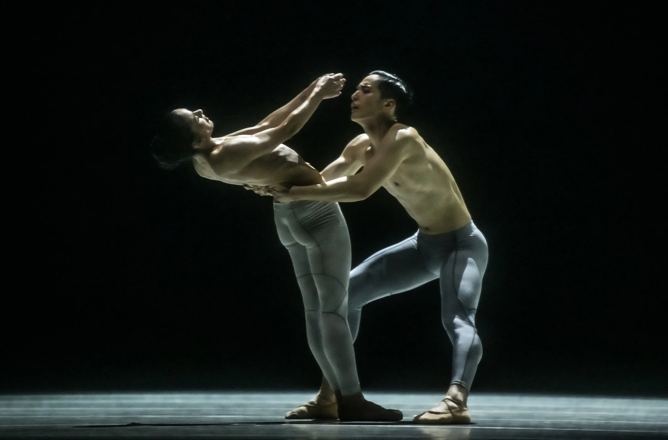 Demis Volpi - one and others – Ballet am Rhein – Photo: Bettina Stöß