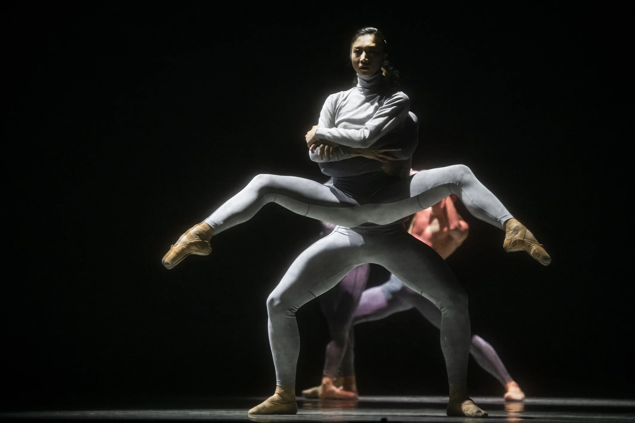 Demis Volpi - one and others – Ballet am Rhein – Photo: Bettina Stöß
