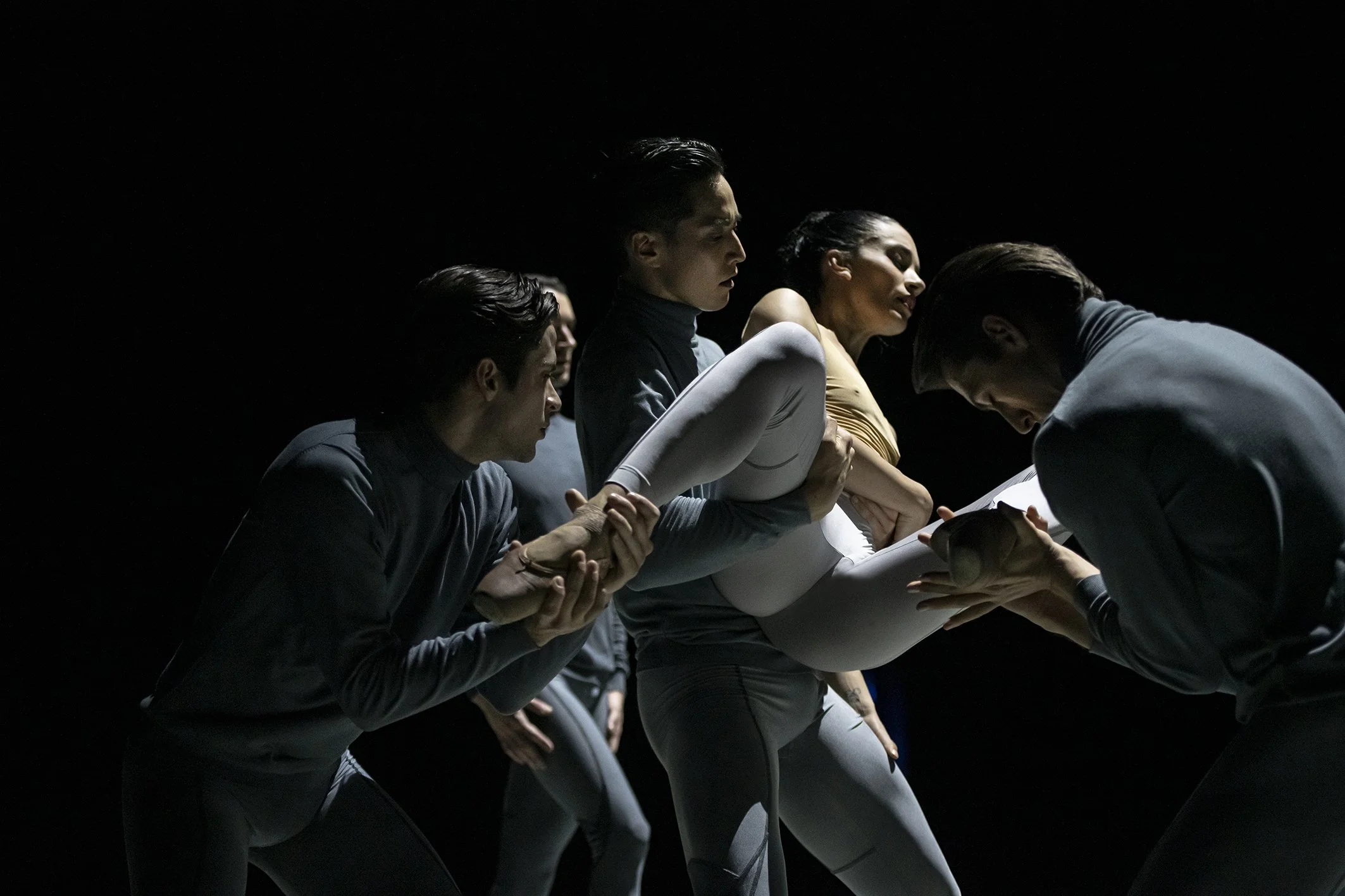 Demis Volpi - one and others – Ballet am Rhein – Photo: Bettina Stöß