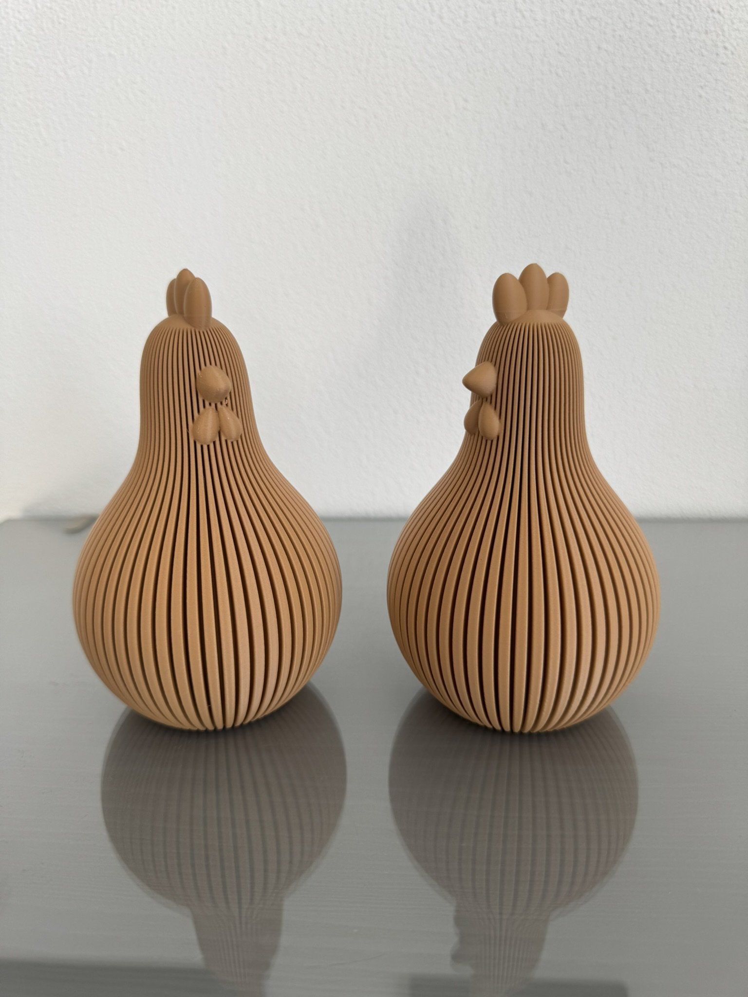 Japandi Osterhuhn und Osterküken Skulptur