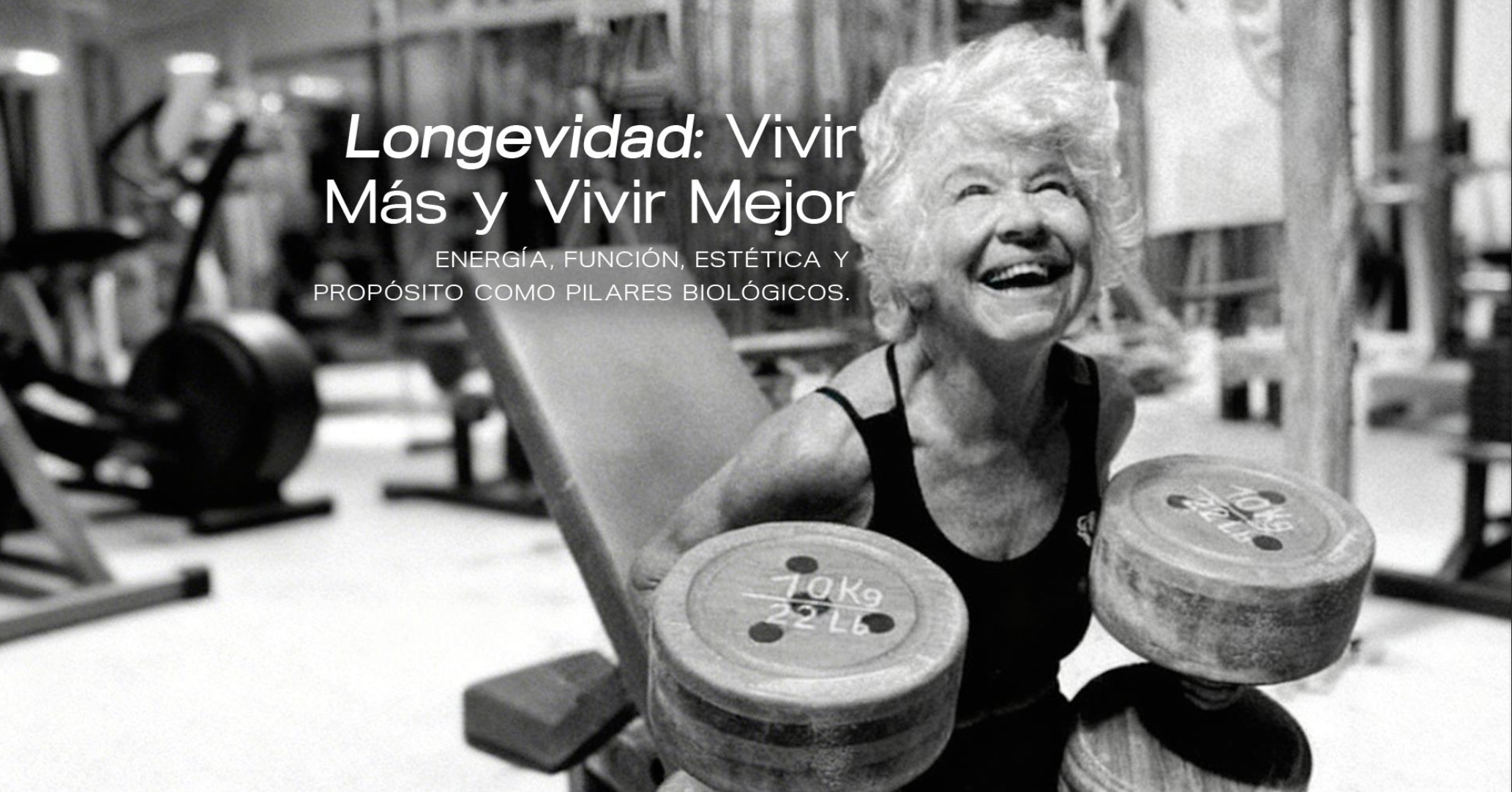 Mujer mayor sonriendo mientras entrena con pesas en un gimnasio con fondo de máquinas de ejercicio.