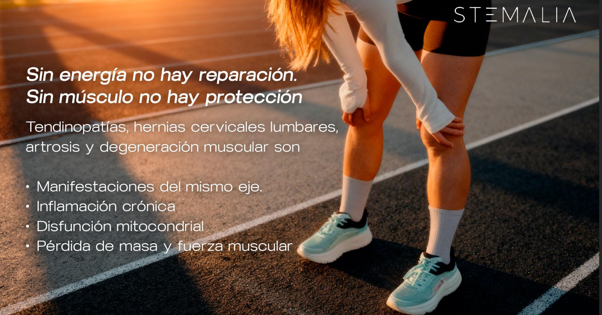 Una mujer con ropa deportiva inclina hacia adelante con dolor en la rodilla en una pista de atletismo durante atardecer