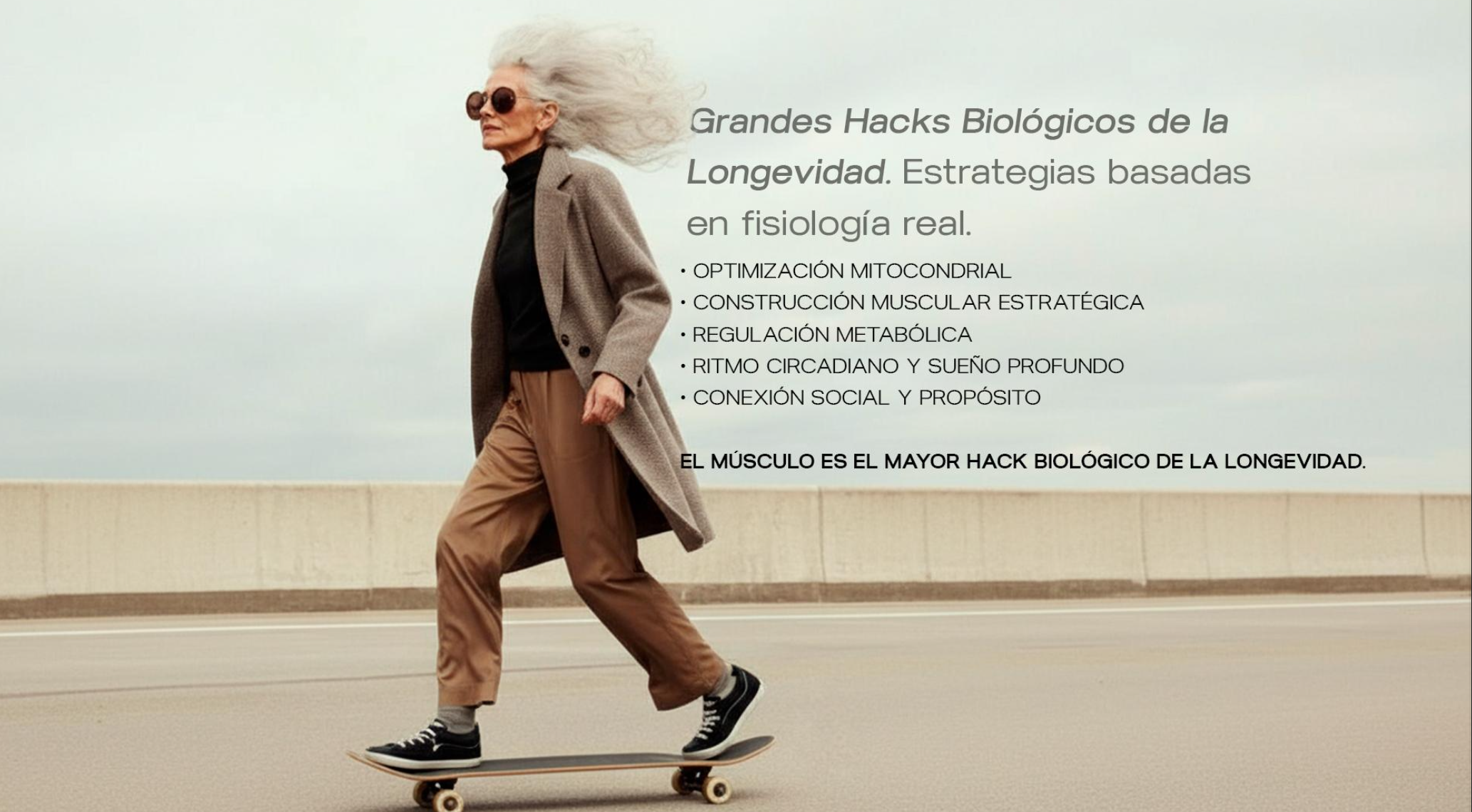 Una mujer de cabello gris y largo, con gafas de sol grandes, montando una patineta en la calle con fondo de cielo despejado. A la derecha, texto en español sobre hacks biológicos para la longevidad y la importancia del músculo.
