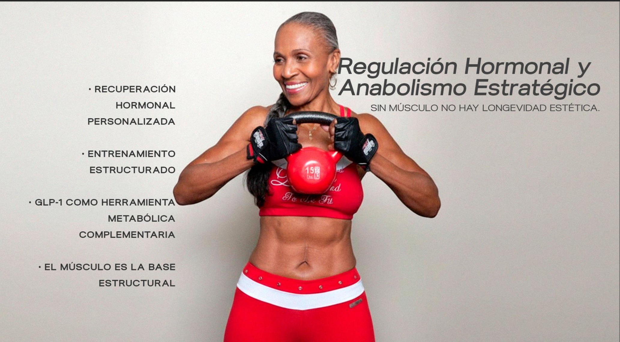 Mujer deportiva levantando una pesa en un entrenamiento con texto en español sobre regulación hormonal y anabolismo estratégico.