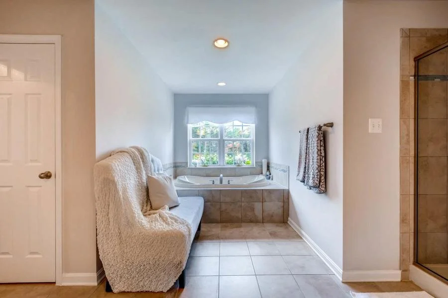 13912A_Manor_Road_Phoenix_MD-large-029-27-2nd_Floor_Master_Bathroom-1500x1000-72dpi.jpg