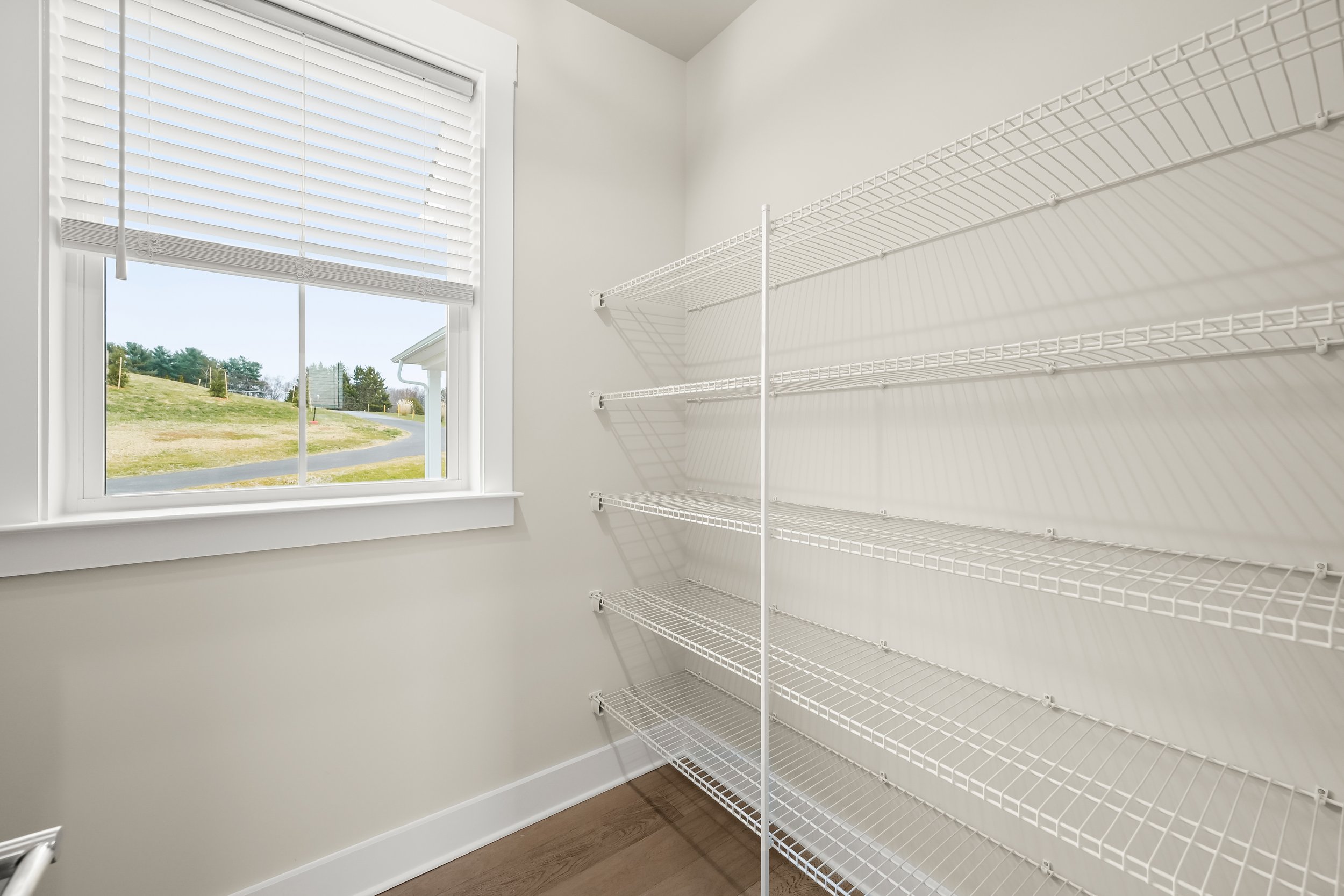 24-Walk-in Pantry.jpg
