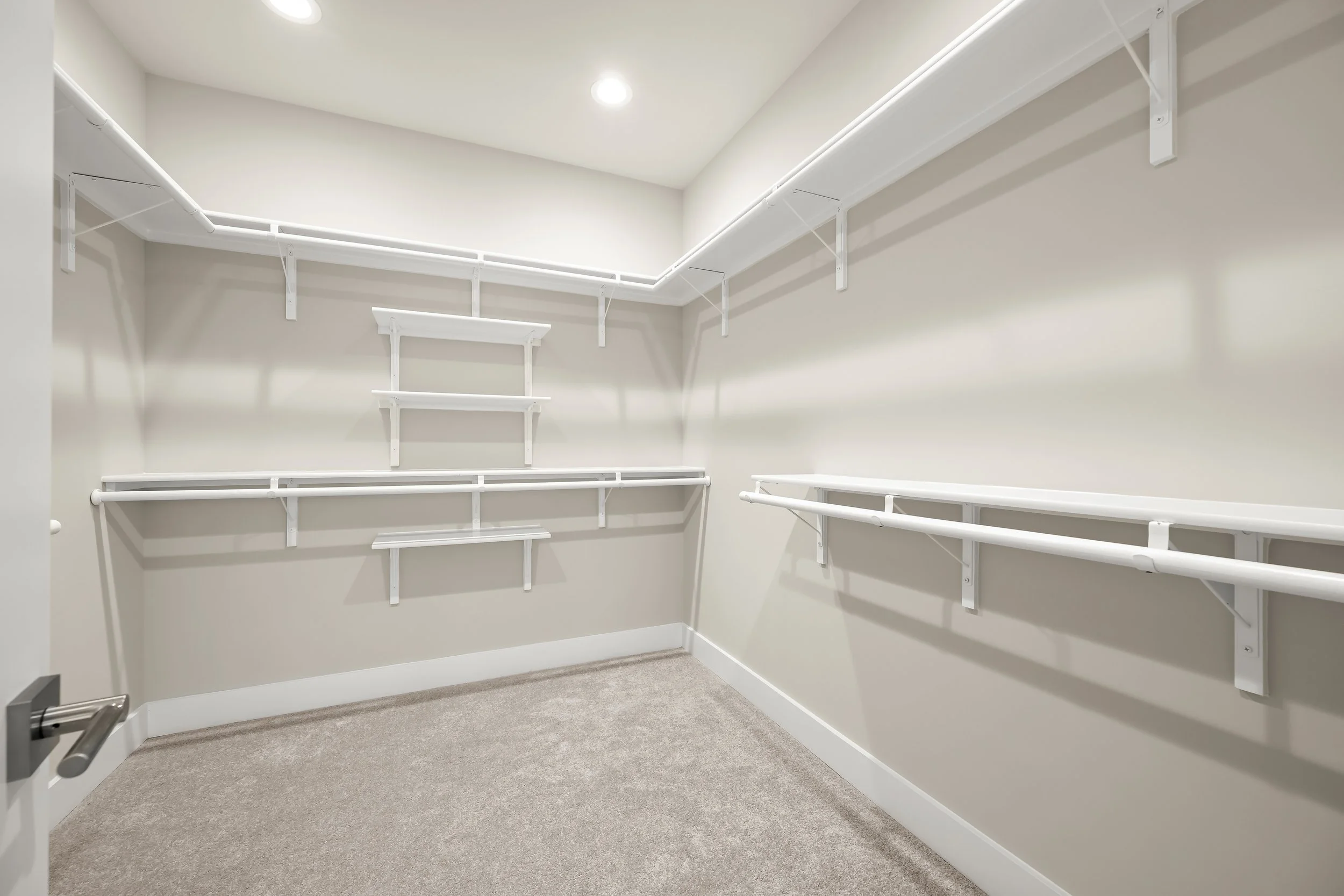28-Walk-in Closet.jpg
