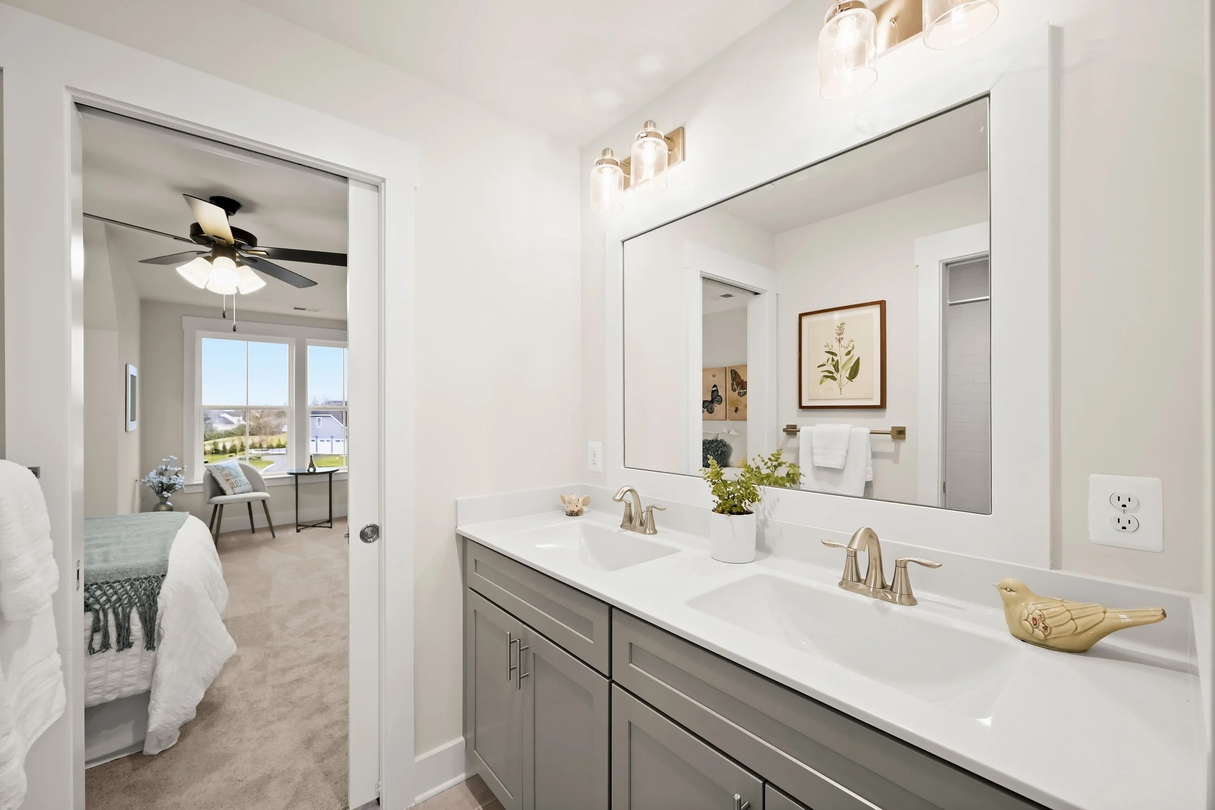 41-Connecting Bathroom.jpg