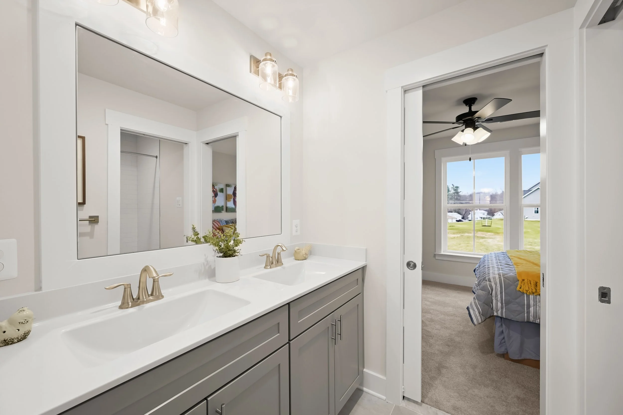 43-Connecting Bathroom.jpg