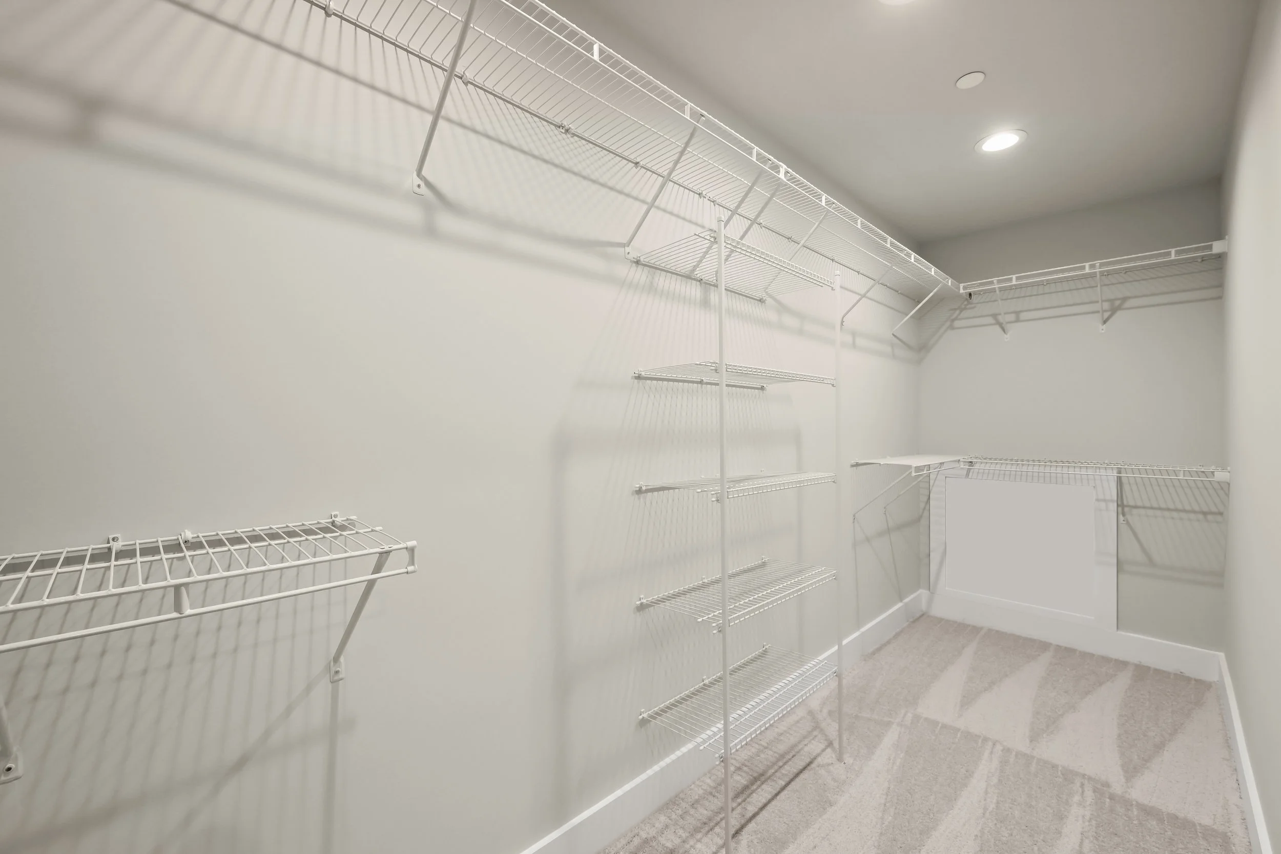30-Walk-in Closet.jpg