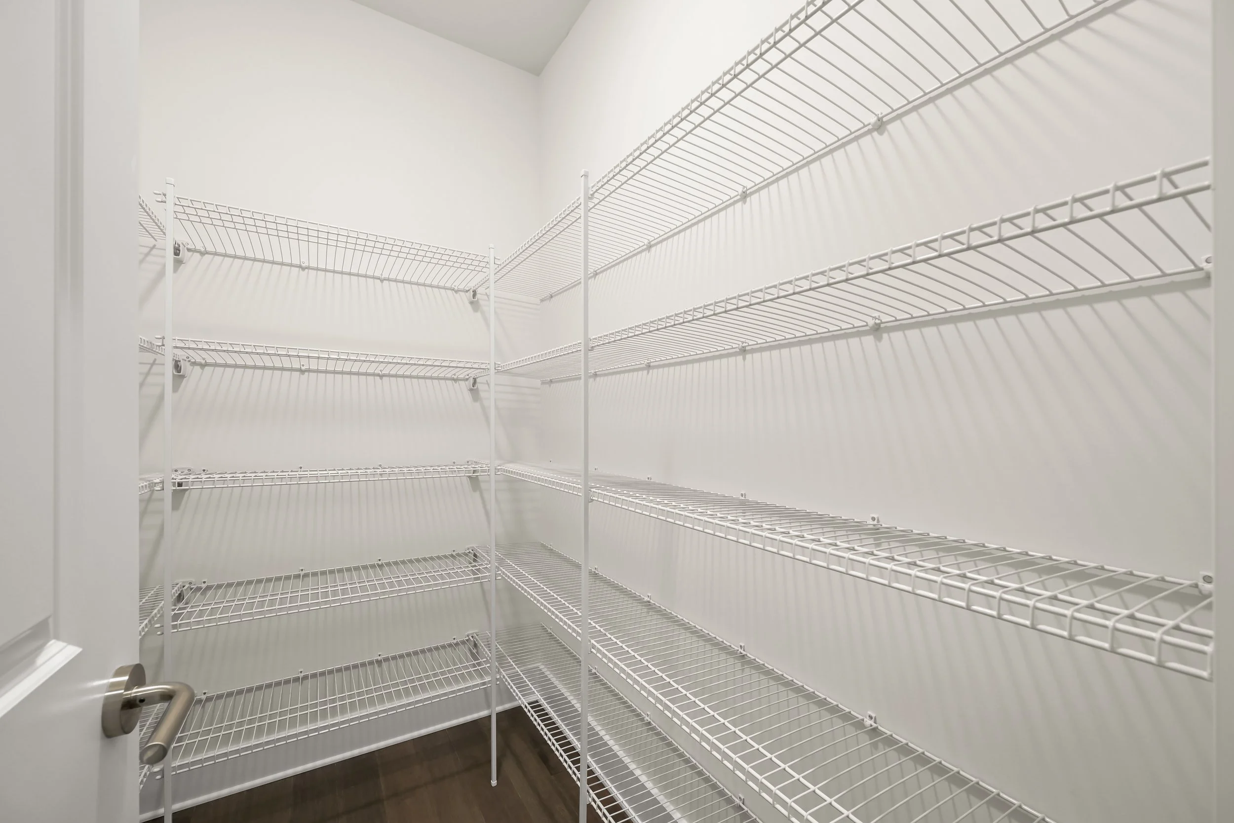 12-Walk-in Pantry.jpg