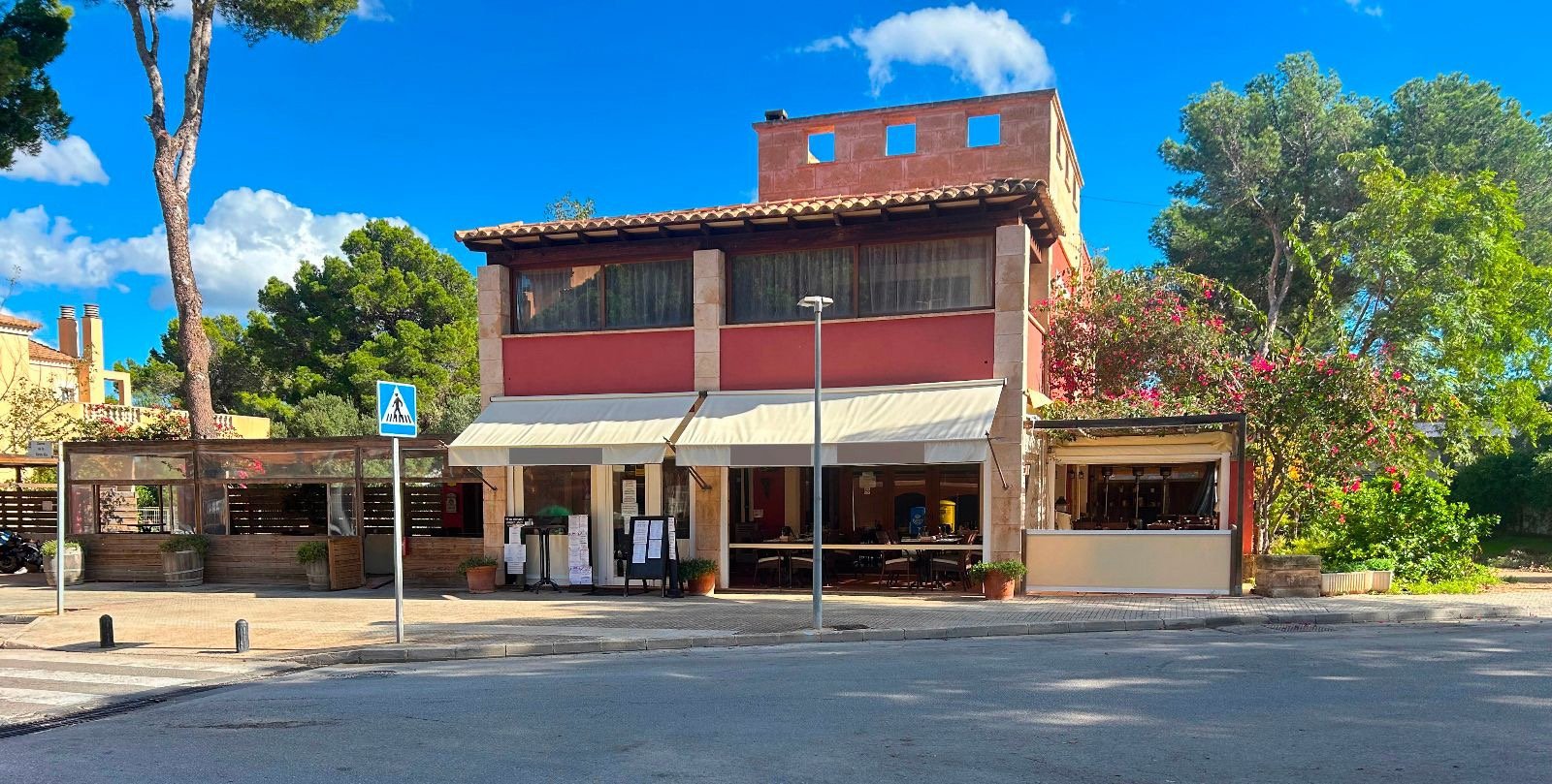 Restaurant with Pool, Apartment and Building Plot in El Toro, Calvià