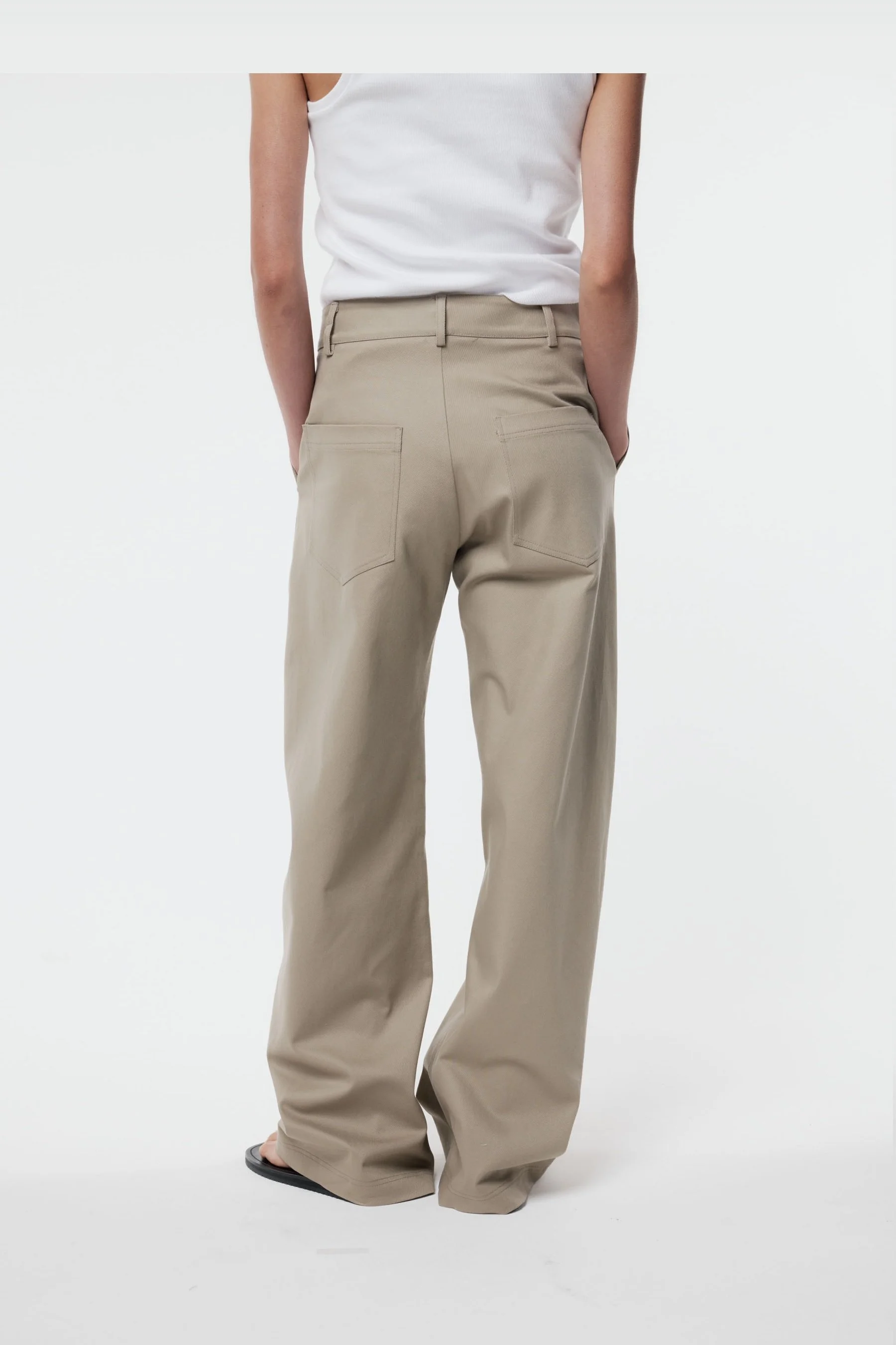 SS26_LEAL_JEAN_TAUPE_GREGORY SS2727031.jpg