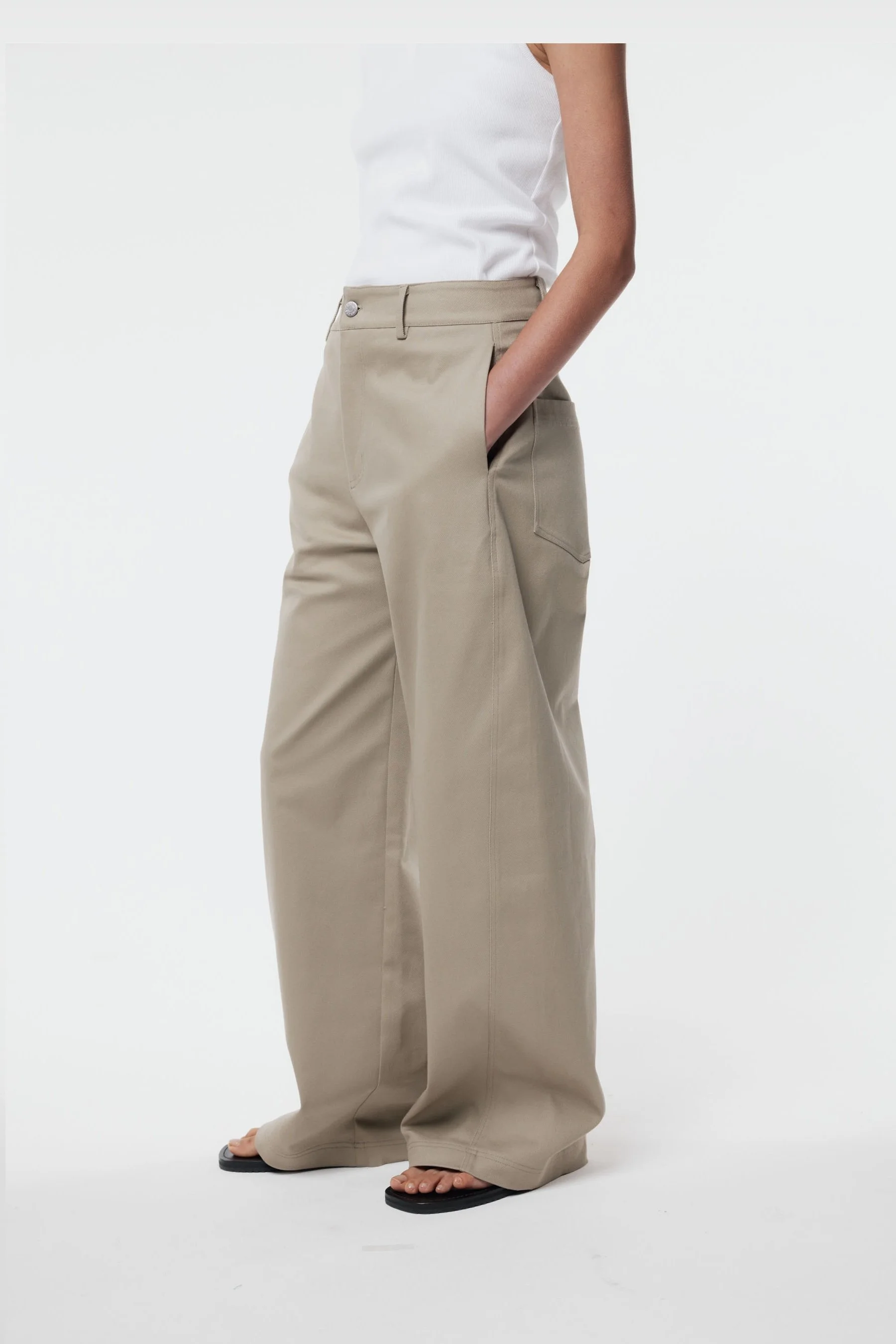 SS26_LEAL_JEAN_TAUPE_GREGORY SS2727028.jpg