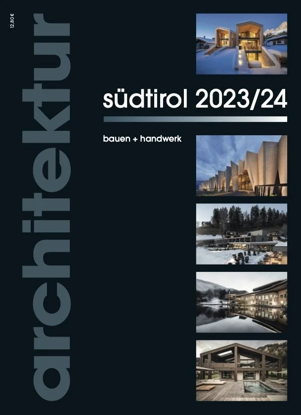 Titelbild einer Broschüre für Südtirol 2023/24 mit Aufnahmen von modernen Gebäuden und Landschaften in Südtirol, Italien, einschließlich Winter, Stadtansichten und Architektur.