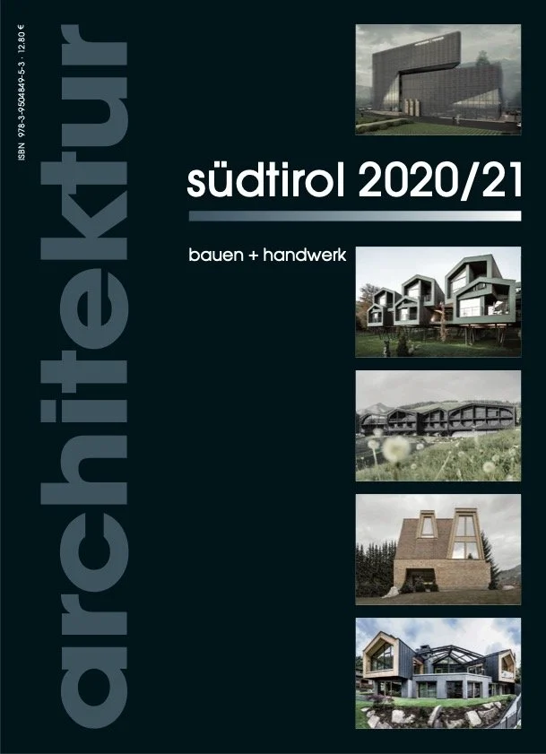 Titelbild eines Architekturmagazins mit dem Titel »architktur südtirol 2020/21«, das verschiedene moderne Gebäude-Designs zeigt, darunter ein großes schwarzes Gebäude, eine Gruppe von Wohnhäusern, eine Brückenstruktur, ein Haus mit Doppel-Dach und ein modernes Haus mit großen Fenstern.