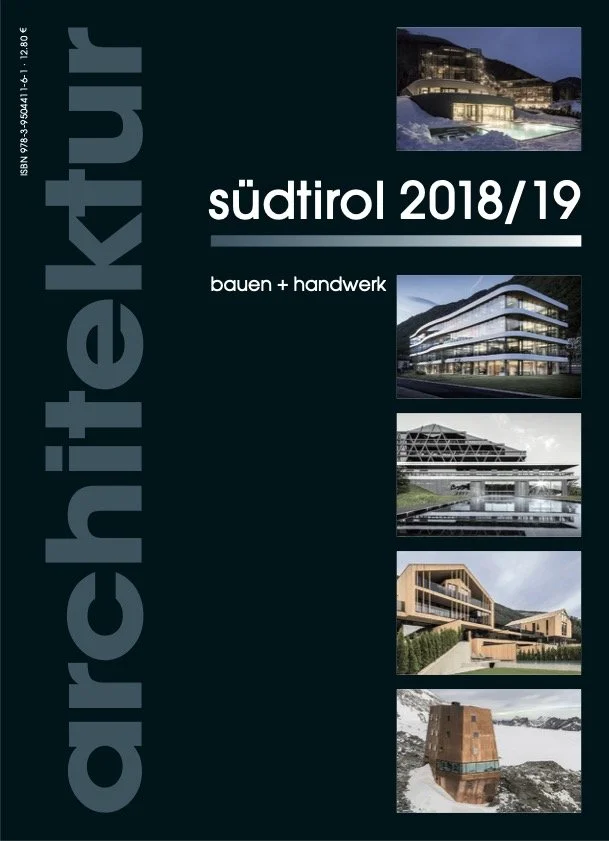Titelbild eines Magazins mit dem Titel 'architektur kurz' und einer Überschrift 'südtirol 2018/19' sowie die Worte 'bauen + handwerk'. Es zeigt fünf Fotos moderner Architekturprojekte, darunter ein Haus im Schnee, ein modernes Bürogebäude bei Nacht, eine Brücke, ein Wohngebäude aus Holz und eine Felsenkonstruktion inmitten von Schnee.
