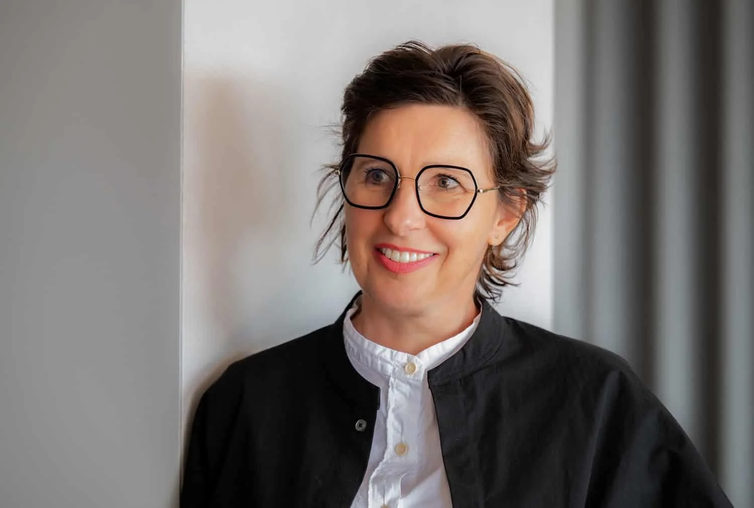 Architektin Angelika Mair lächelnd in einem Raum
