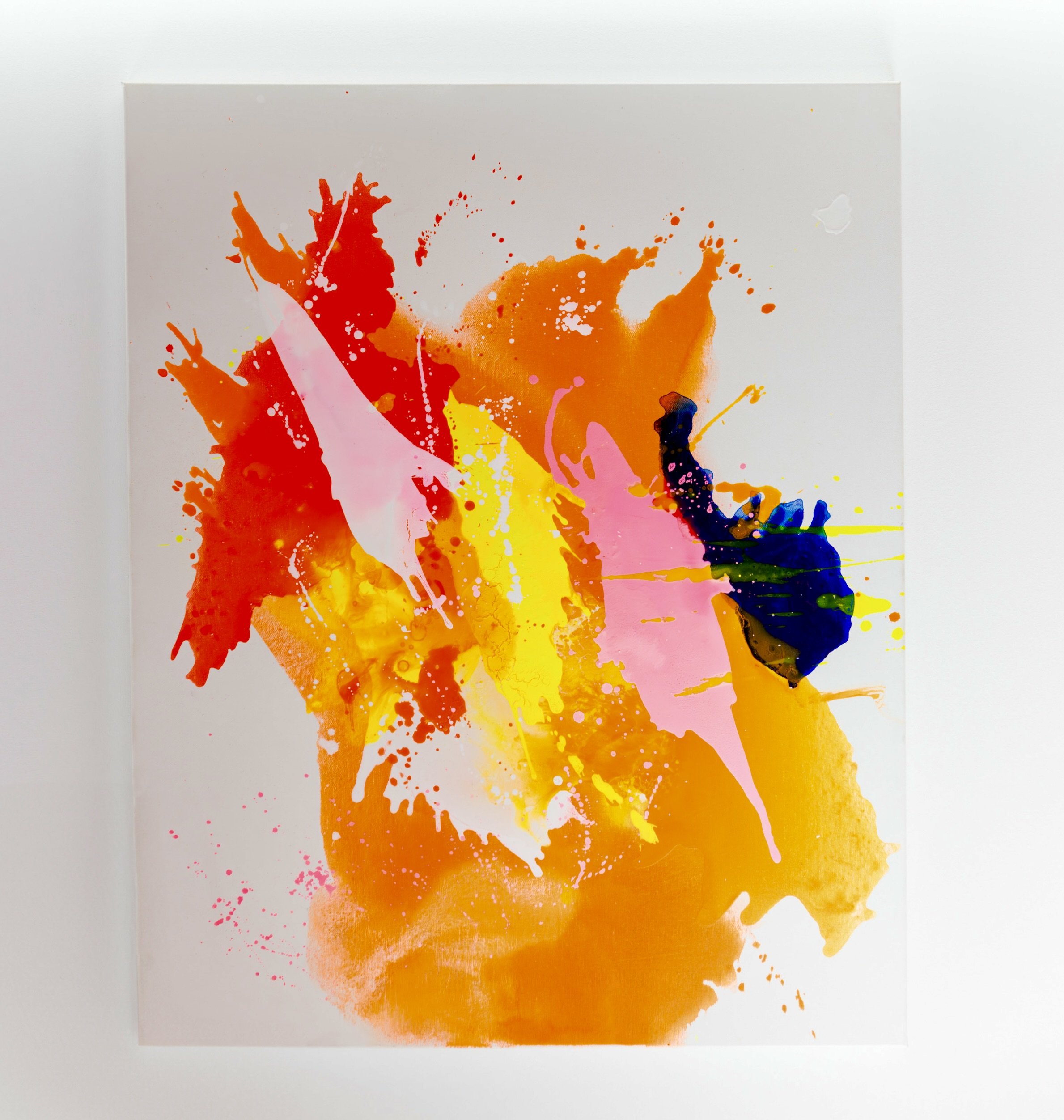 Abstraktes, farbiges Gemälde mit Spritzern in Rot, Orange, Pink, Blau, Gelb und Grün auf weißem Hintergrund.