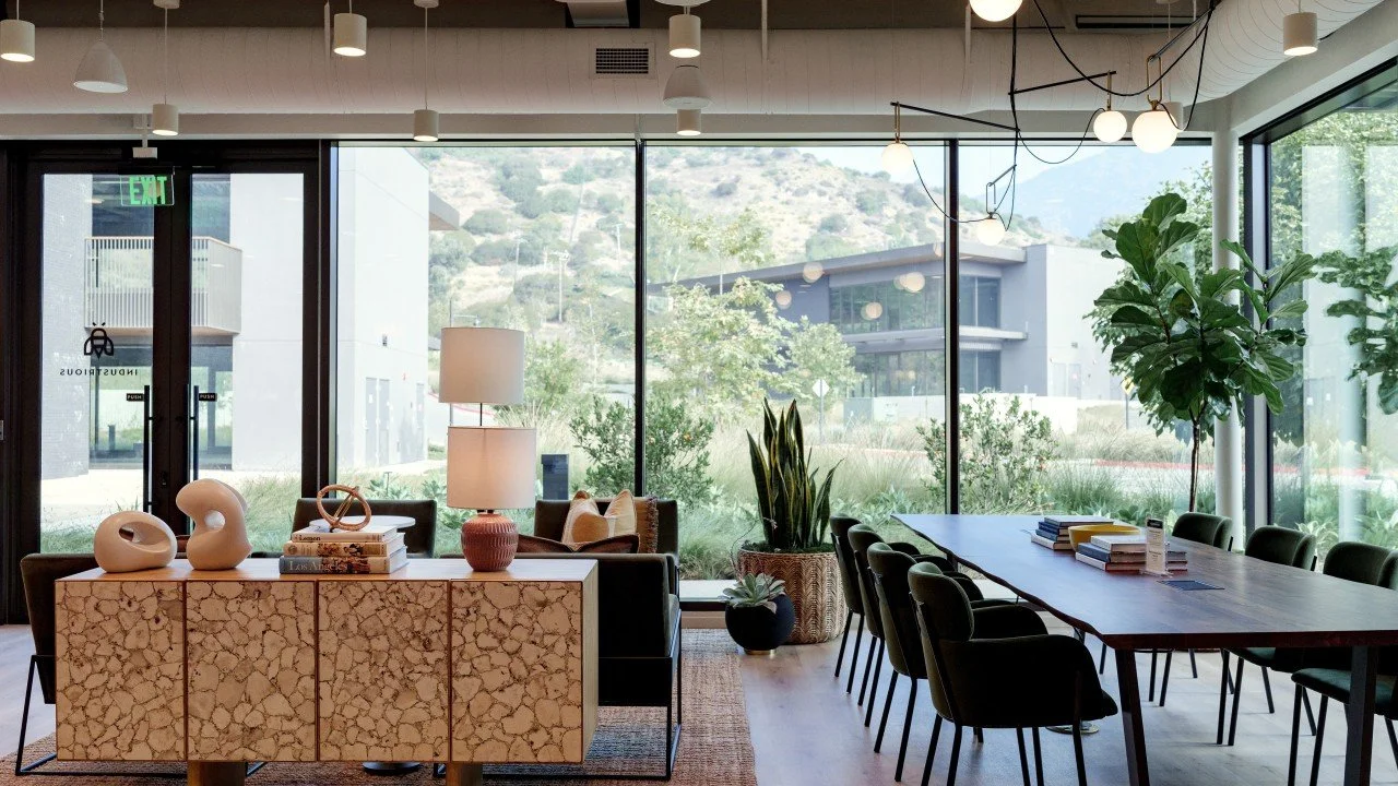 Work(place) as destination, not obligation