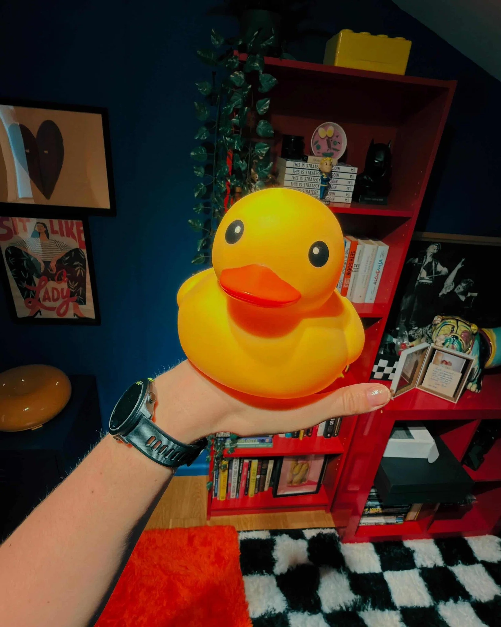 Kartais geriausias tavo strategas yra... guminis ančiukas. 🐤

Daugybė specialistų pasaulyje  ant savo darbo stalo laiko guminius ančiukus, pliu&scaron;inius me&scaron;kiukus ar pana&scaron;ius gyvūnėlius. Skamba keistai? O i&scaron; tiesų tai - ofic