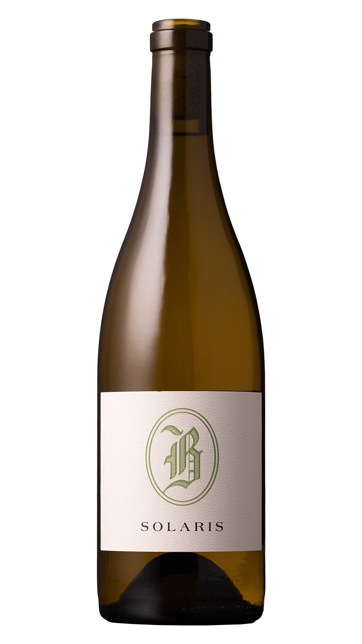 A green wine bottle with a white label that has a logo and the word 'SOLARIS' written on it.