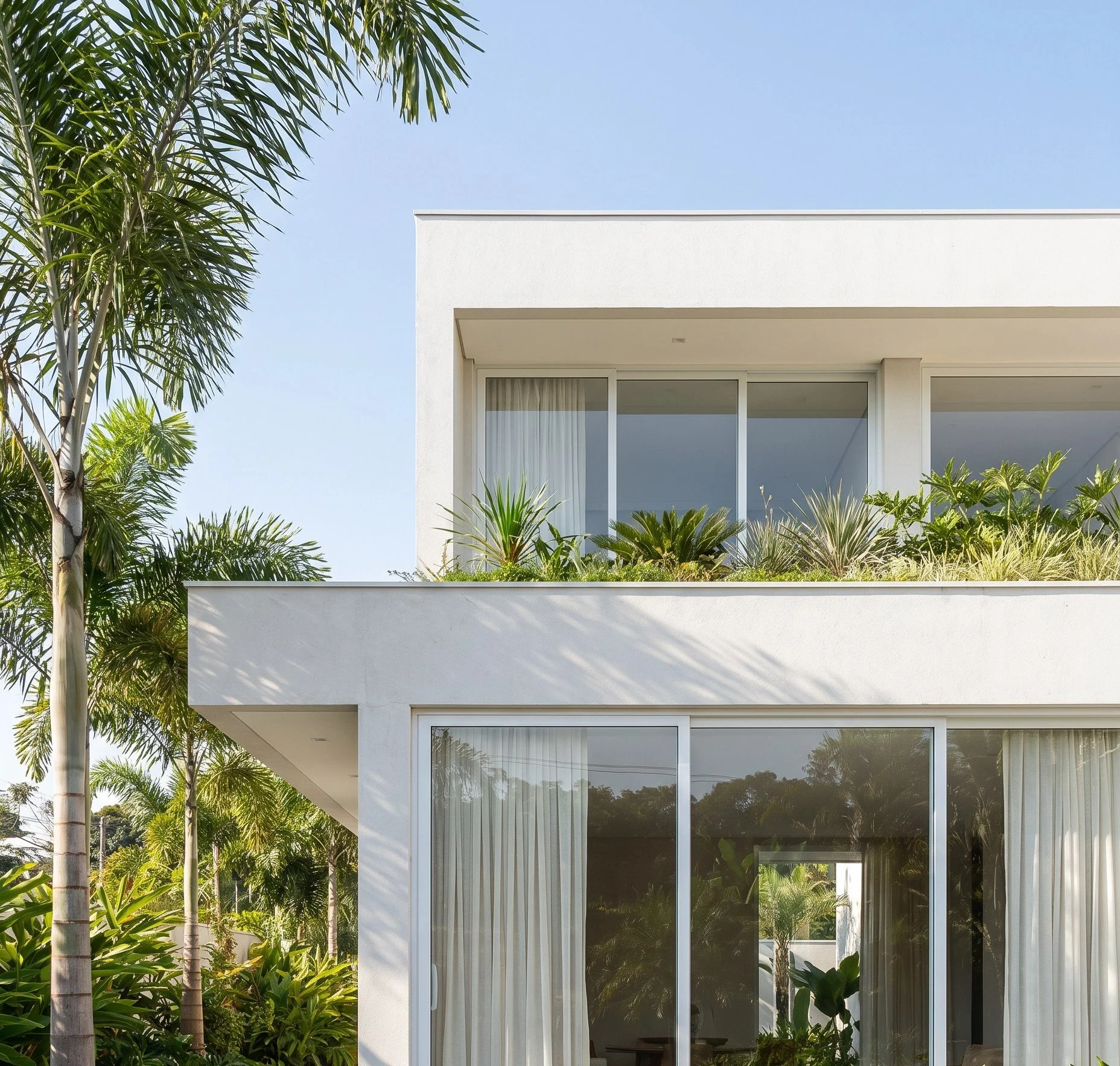 Edifício moderno com portas de correr em PVC e vidro, fachada contemporânea