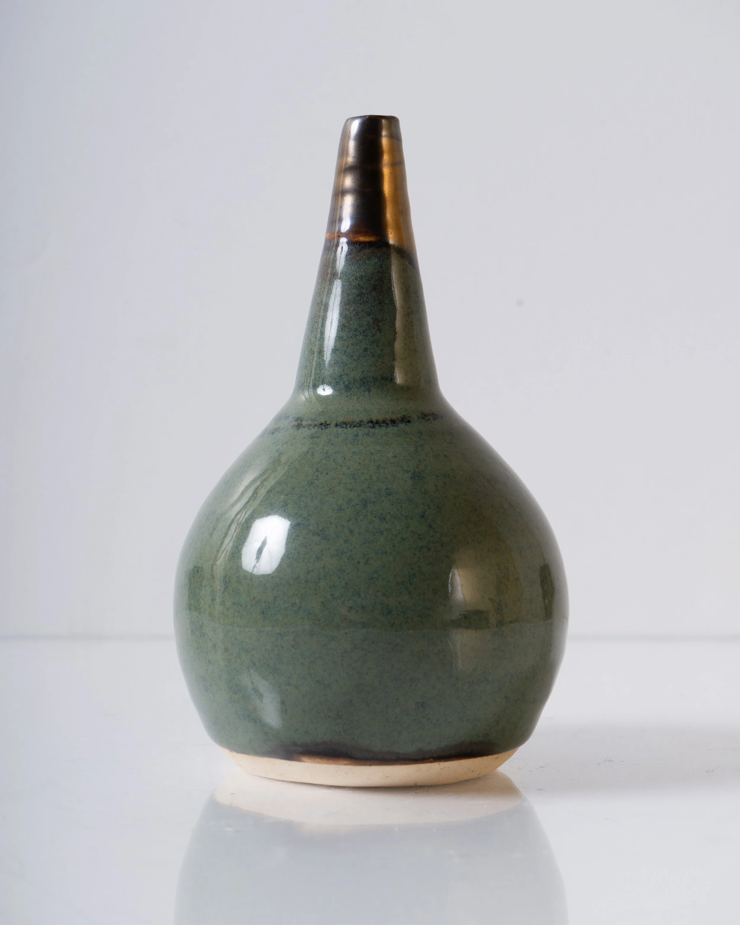 Bud Vase 
October 2025
H- 4.65"
Stoneware 
Cone 6 electric