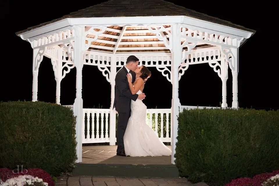 wedding-kiss2.webp