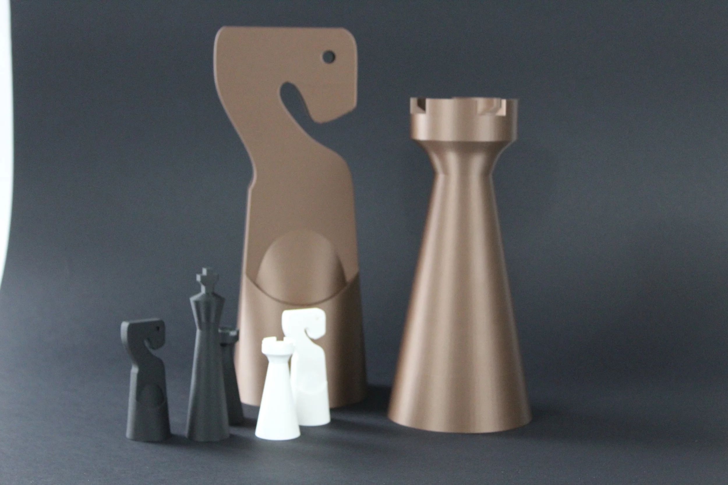 Set di scacchi a forma di curiosi personaggi e figure, in vari colori metallici