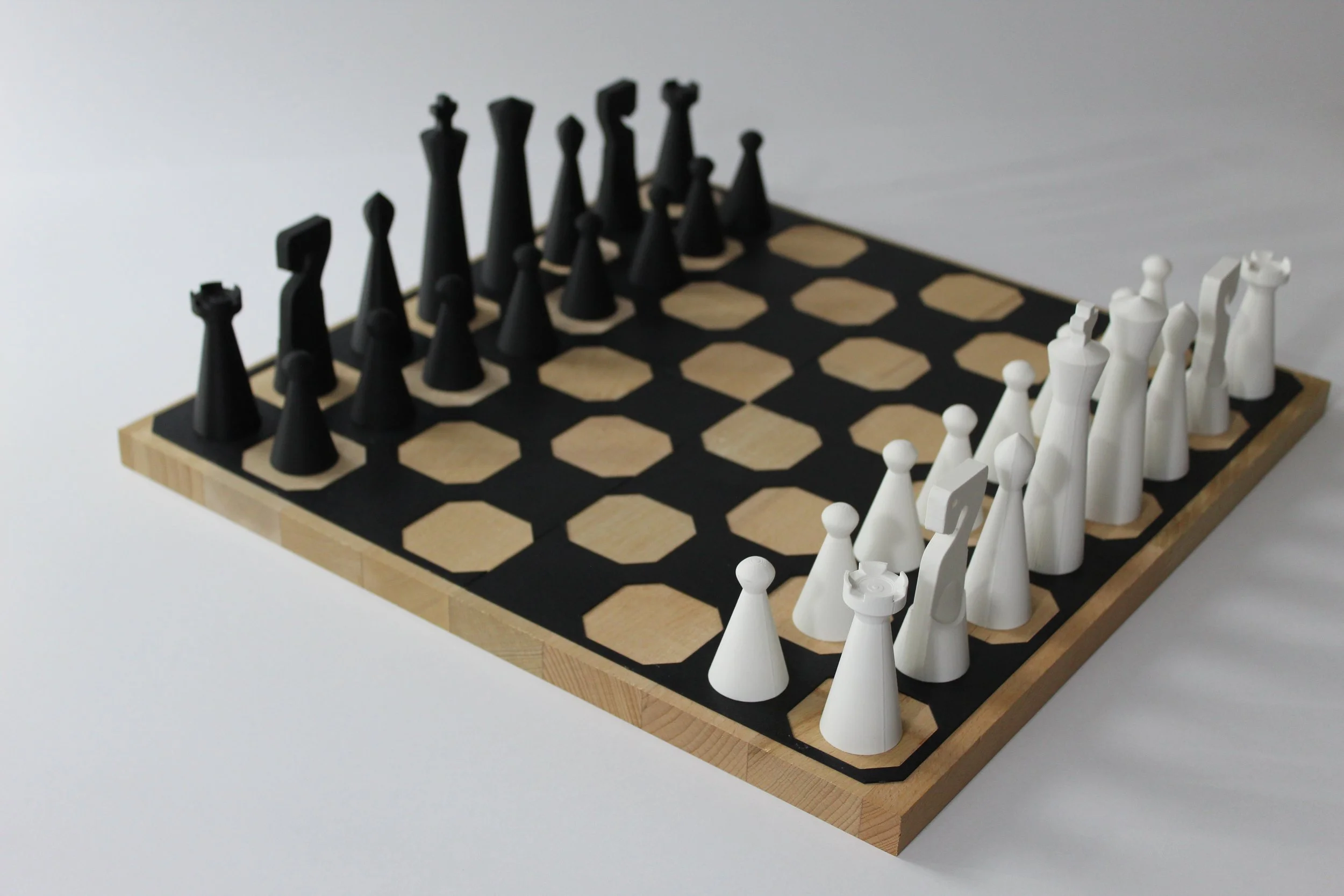 Scacchiera con pezzi degli scacchi bianchi e neri posizionati pronti per una partita.