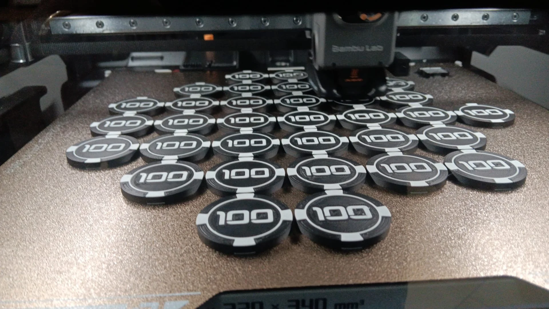 Farloc i poker chips con il valore di 100. La superficie di lavoro è di circa 320 x 340 mm.